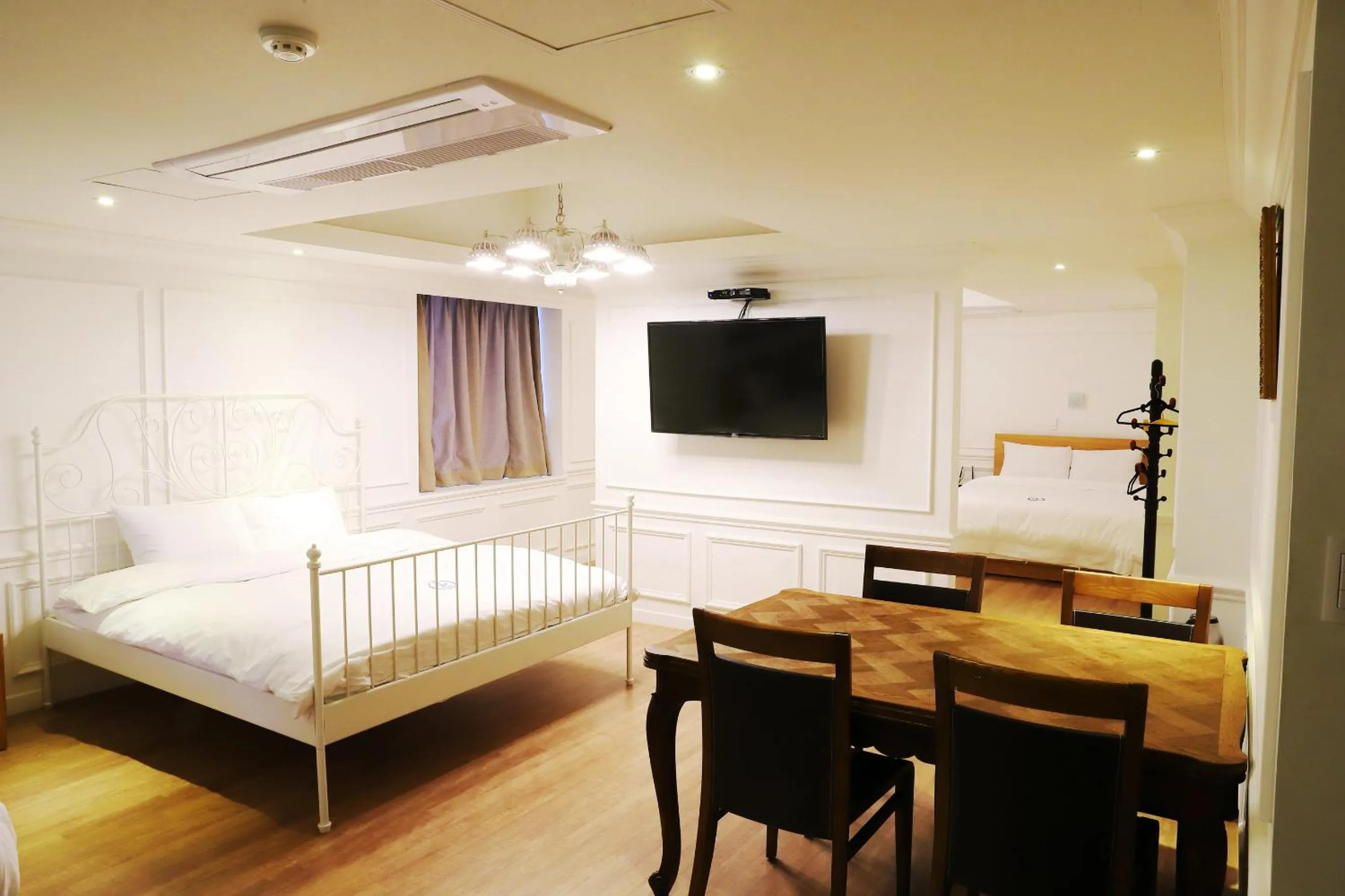 Bed in Hillside Hotel