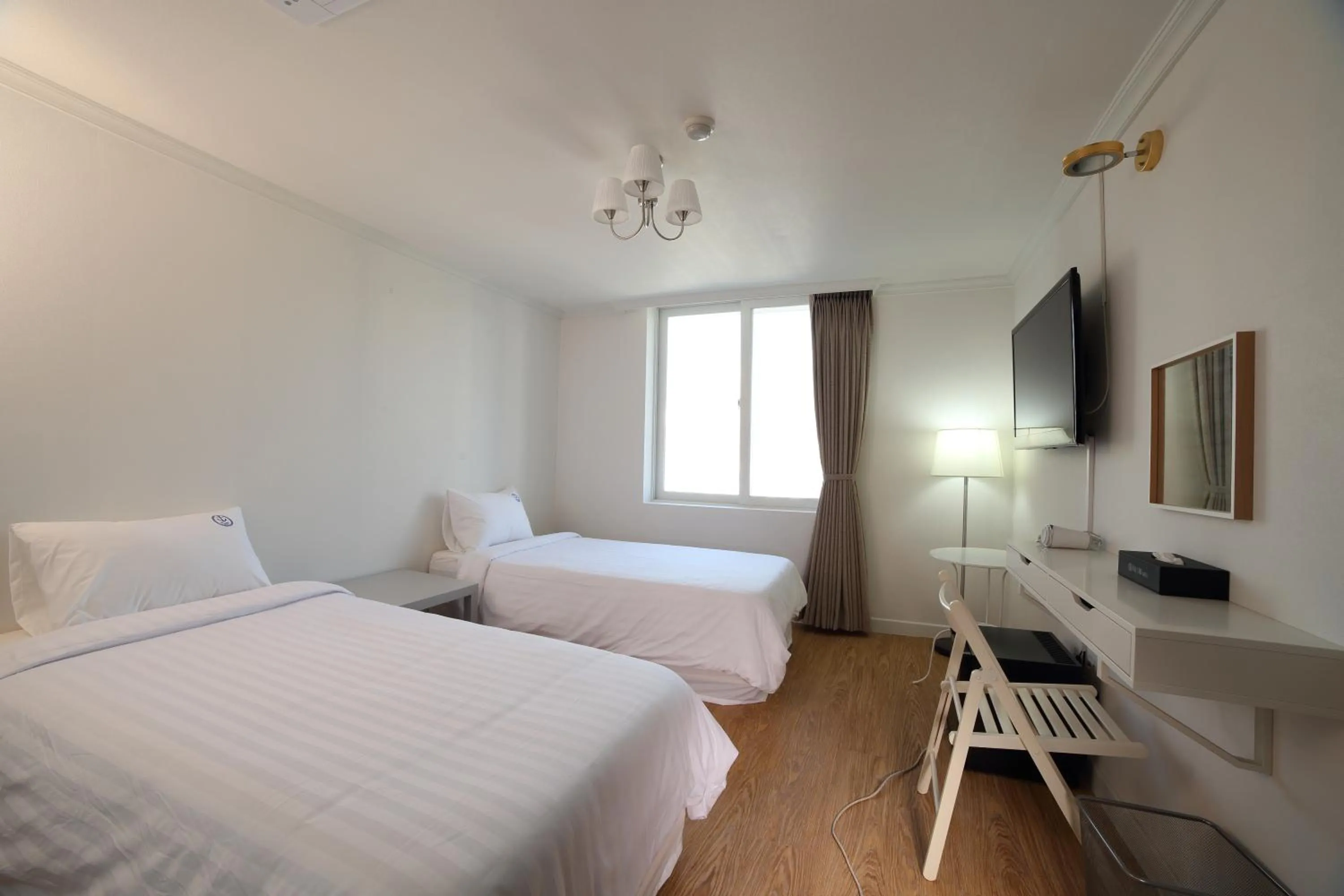 Day, Bed in Hillside Hotel