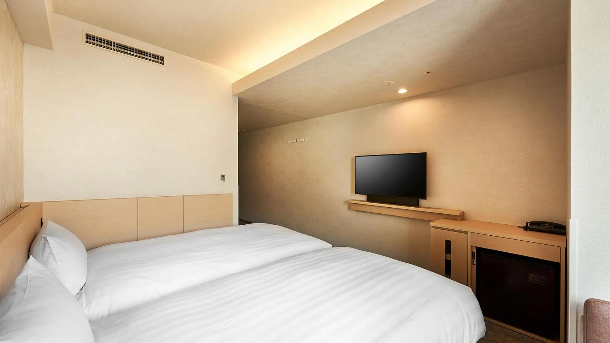 Bed in Daiwa Roynet Hotel Kawasaki