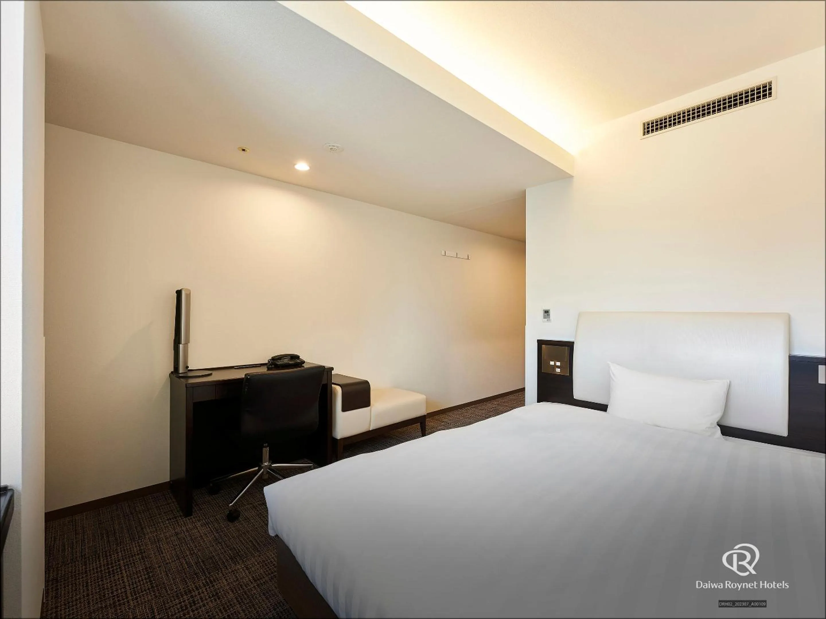 Bed in Daiwa Roynet Hotel Kawasaki