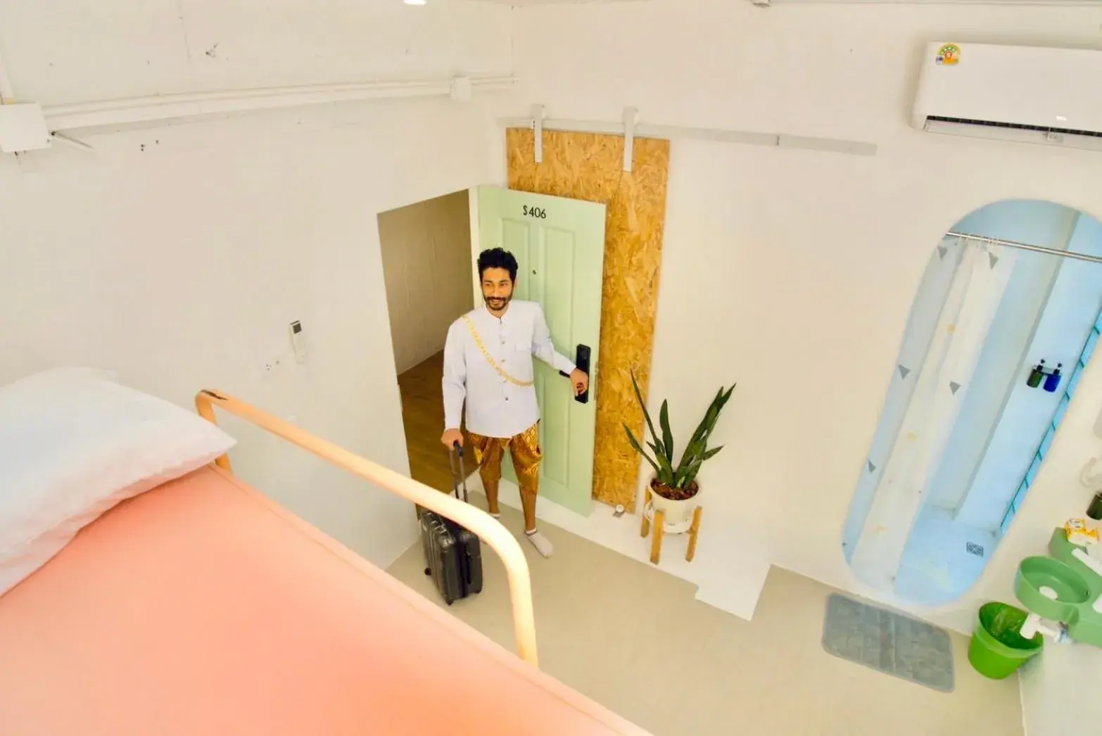 Shower, Bed in Easy Sunday Khaosan Bangkok Shower, Bed in Easy Sunday Khaosan Bangkok