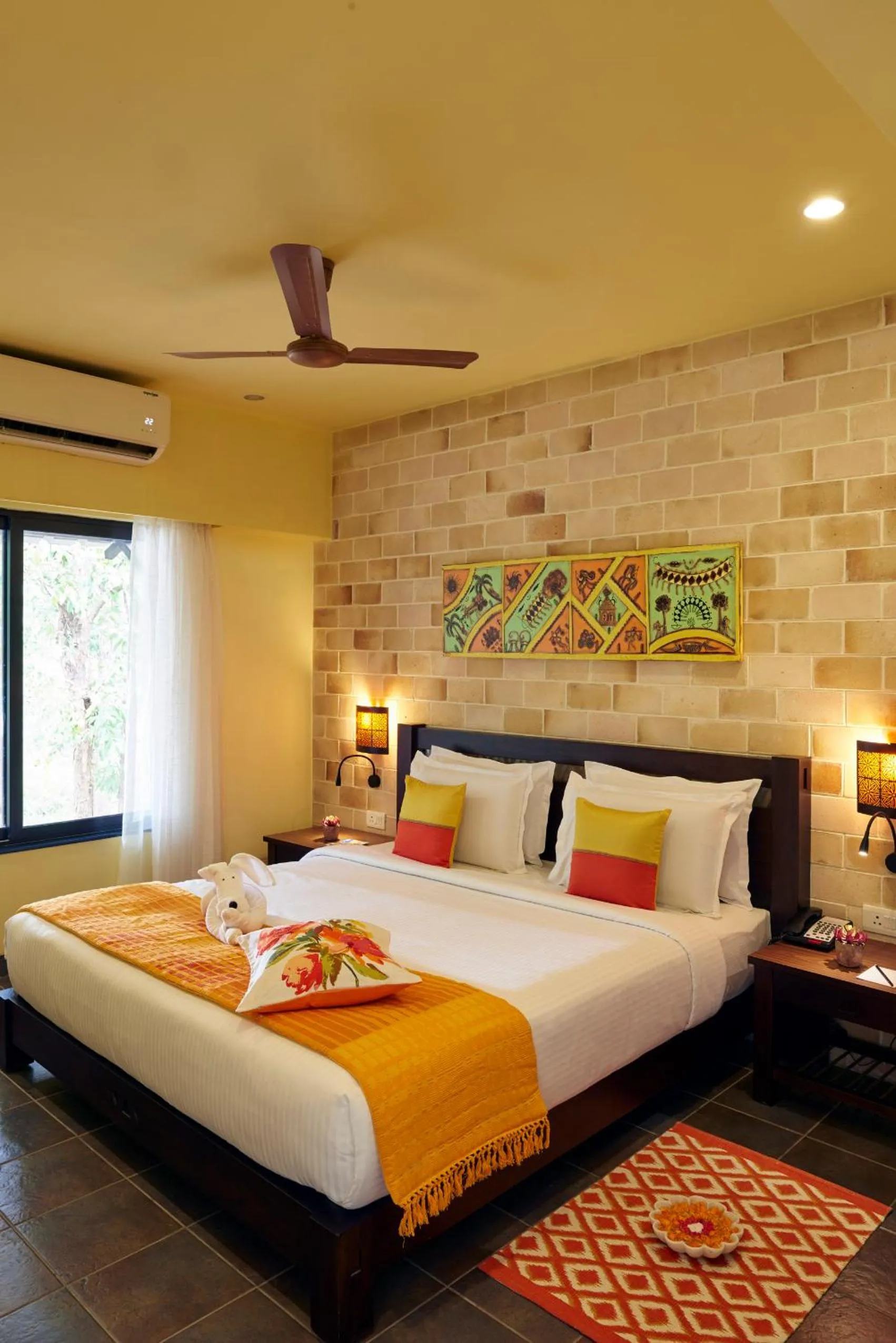 Photo of the whole room, Bed in Club Mahindra Kanha