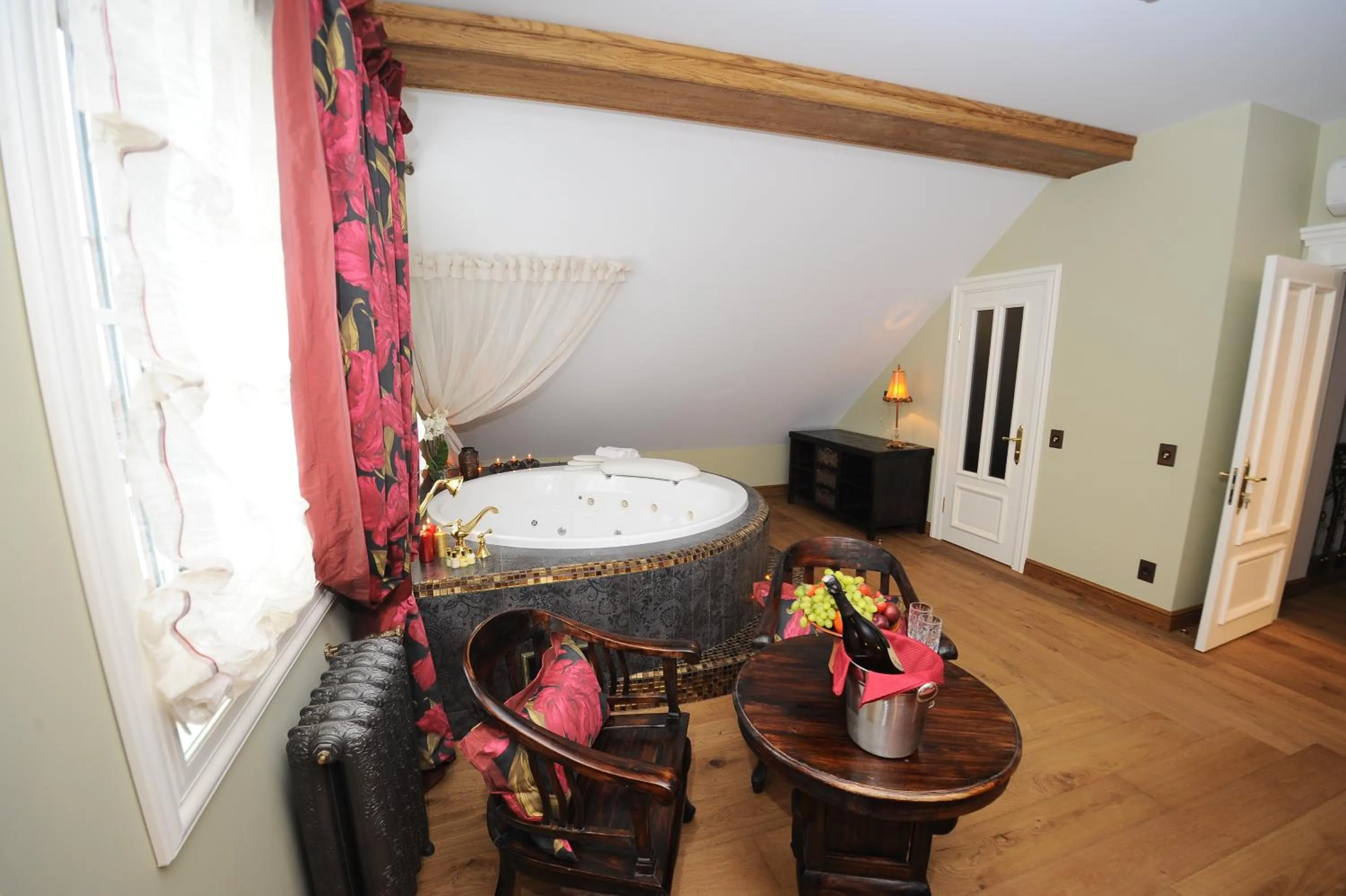 Photo of the whole room in Argo Trakai