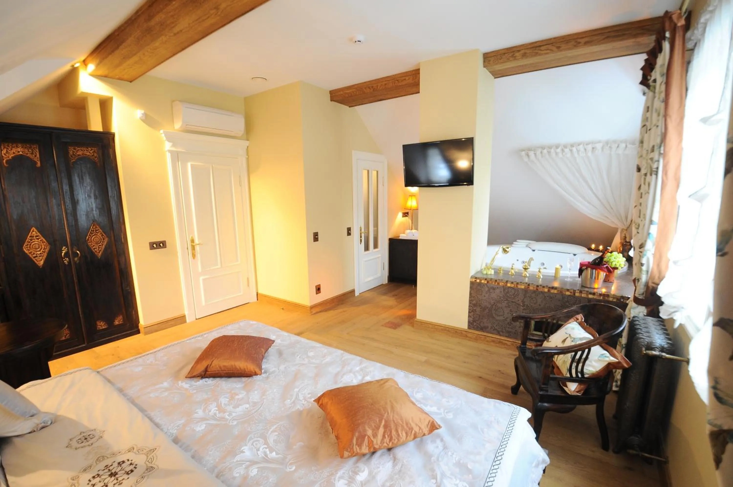 Photo of the whole room, Bed in Argo Trakai