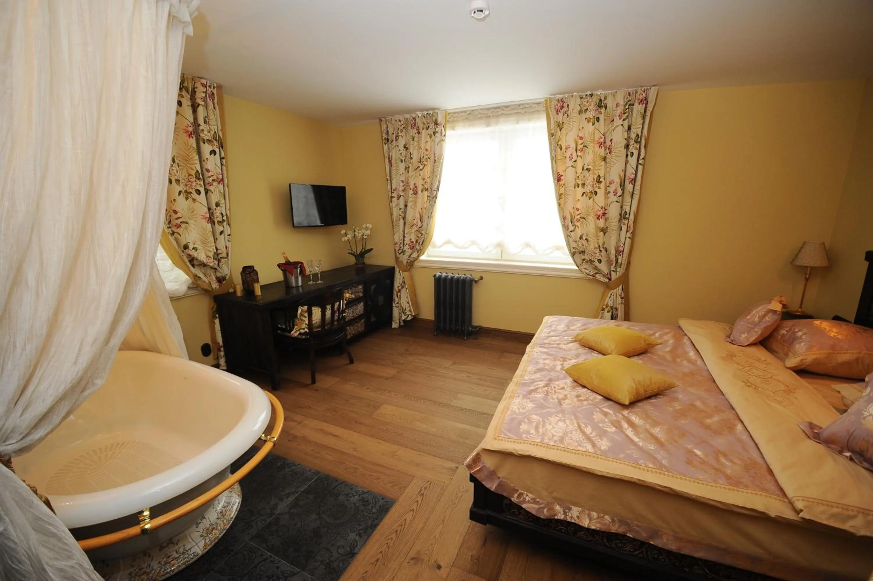 Photo of the whole room, Bed in Argo Trakai