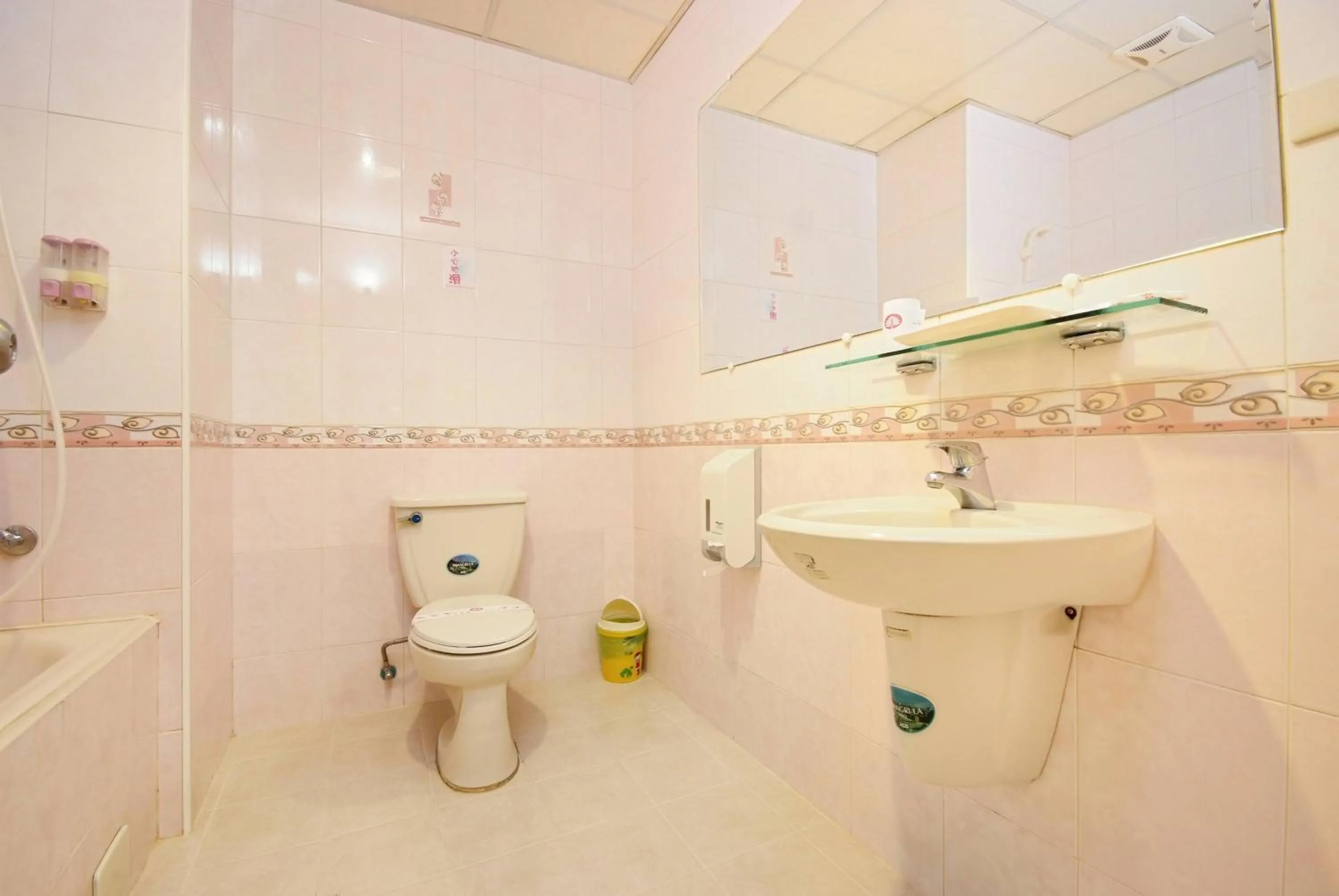 Bathroom in Chiao Yuan Hotel