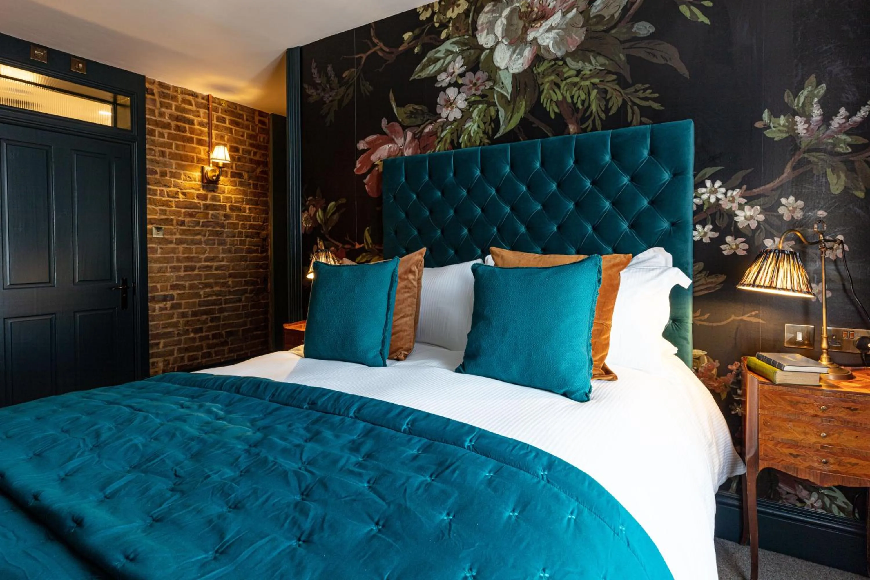 Bedroom, Bed in The Red Lion Hotel