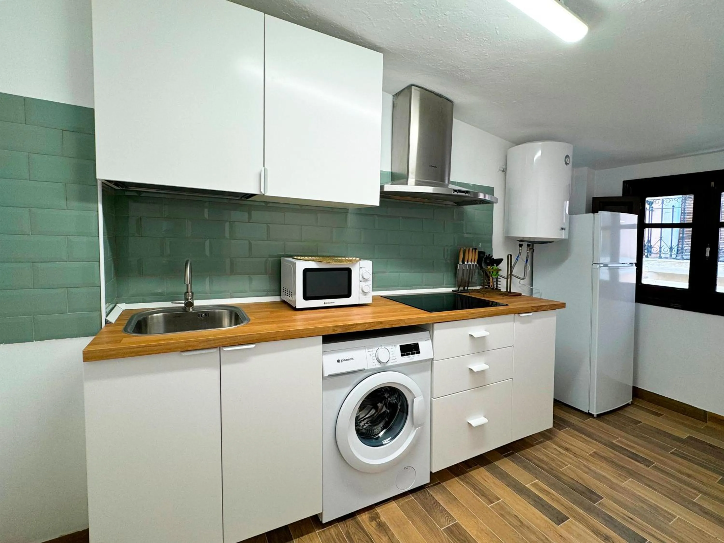 Kitchen or kitchenette in Apartamentos Plaza San Agustín 3000