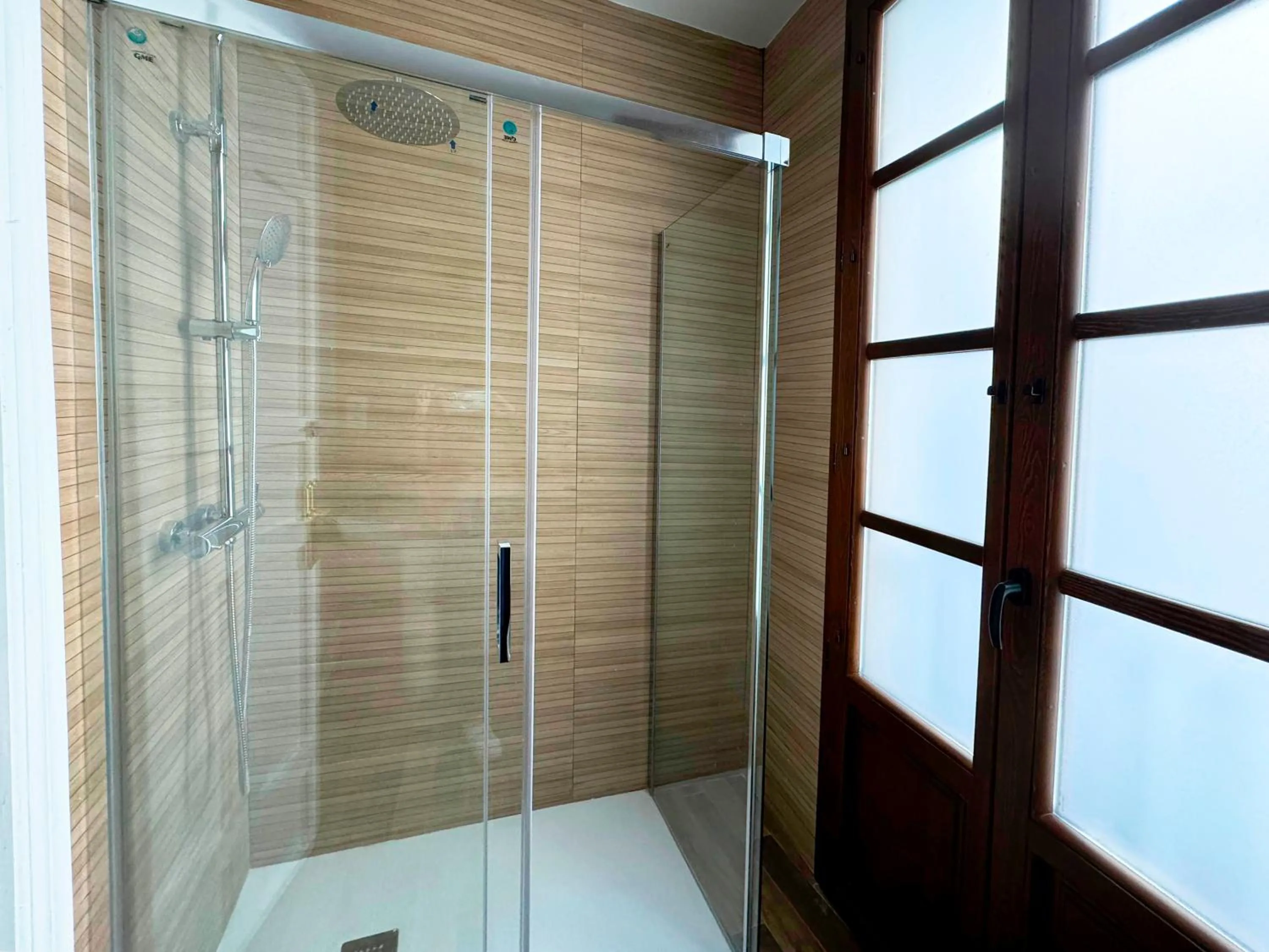 Shower in Apartamentos Plaza San Agustín 3000