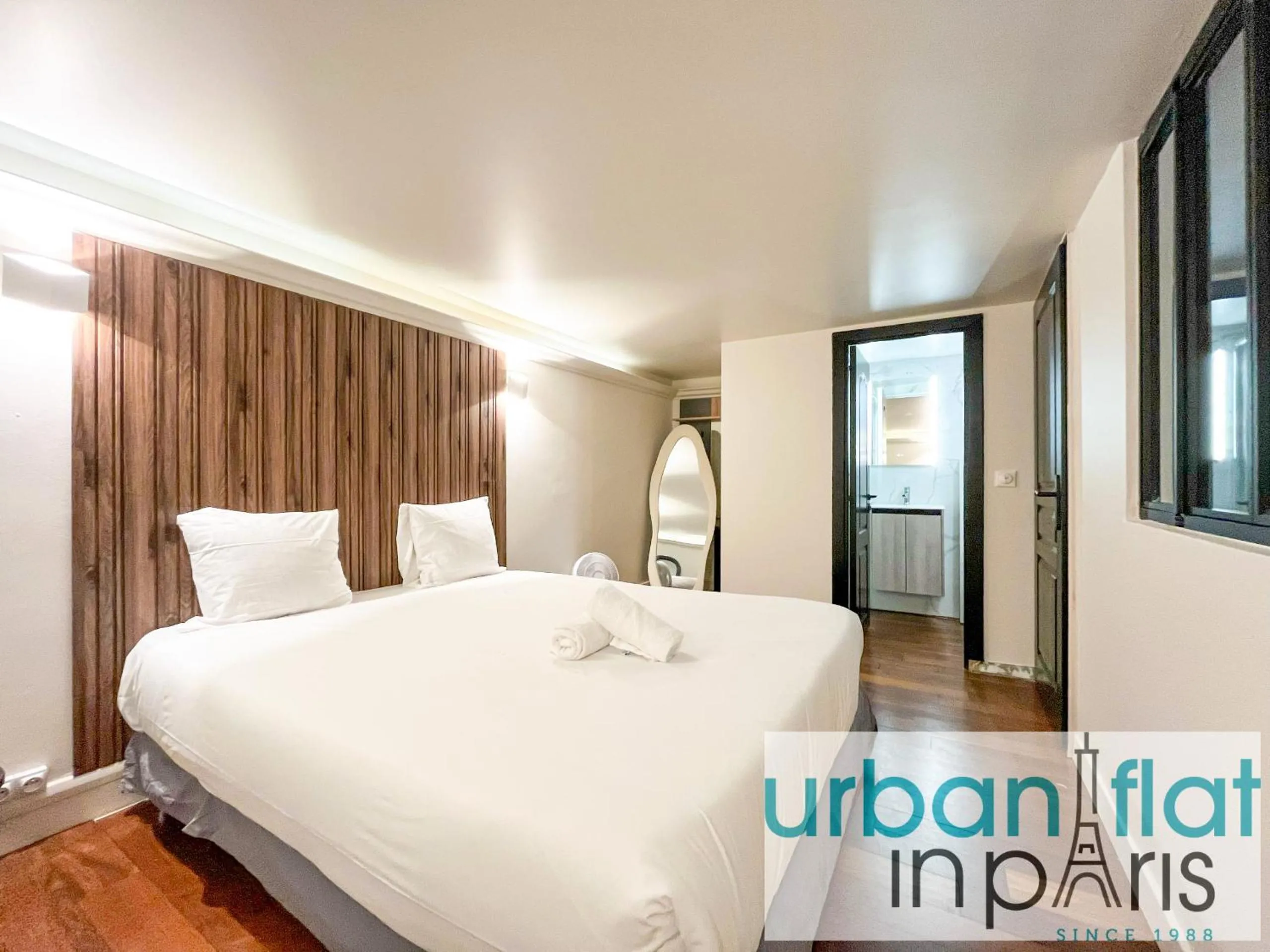 Bed in Urban Flat 09 - Stylish Triplex Champs-Elysees