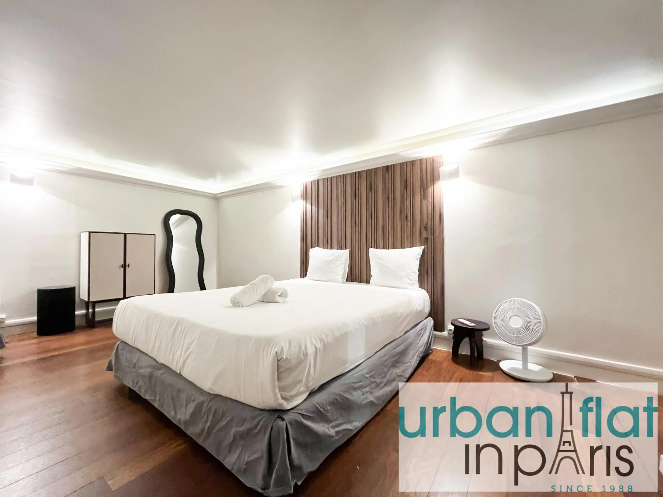 Bed in Urban Flat 09 - Stylish Triplex Champs-Elysees
