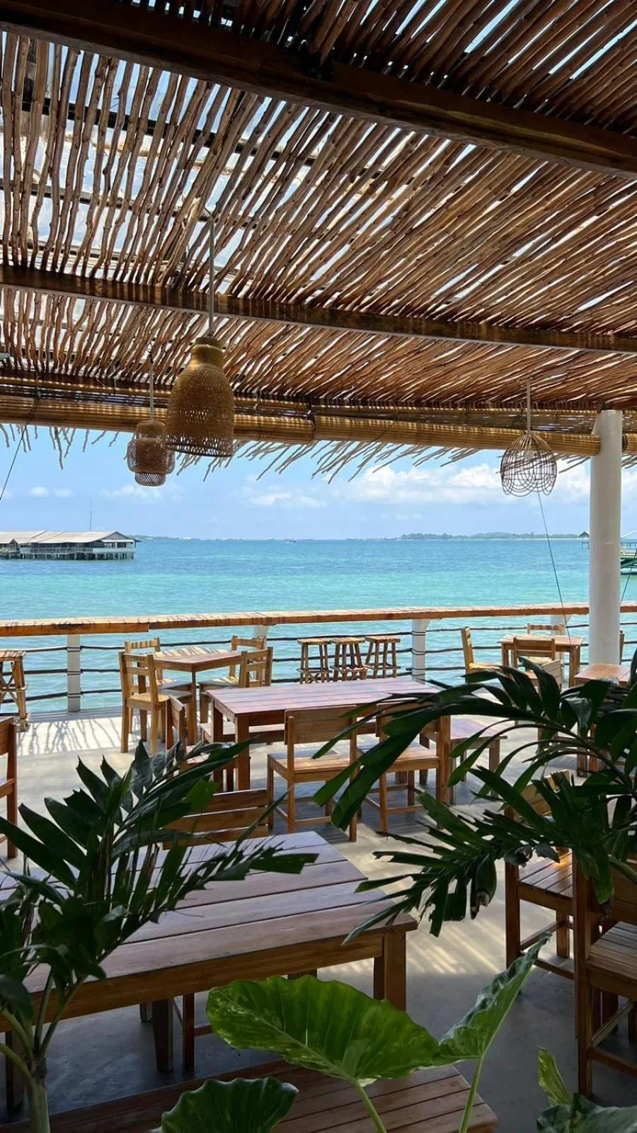 Restaurant/places to eat in Sadi Beach House