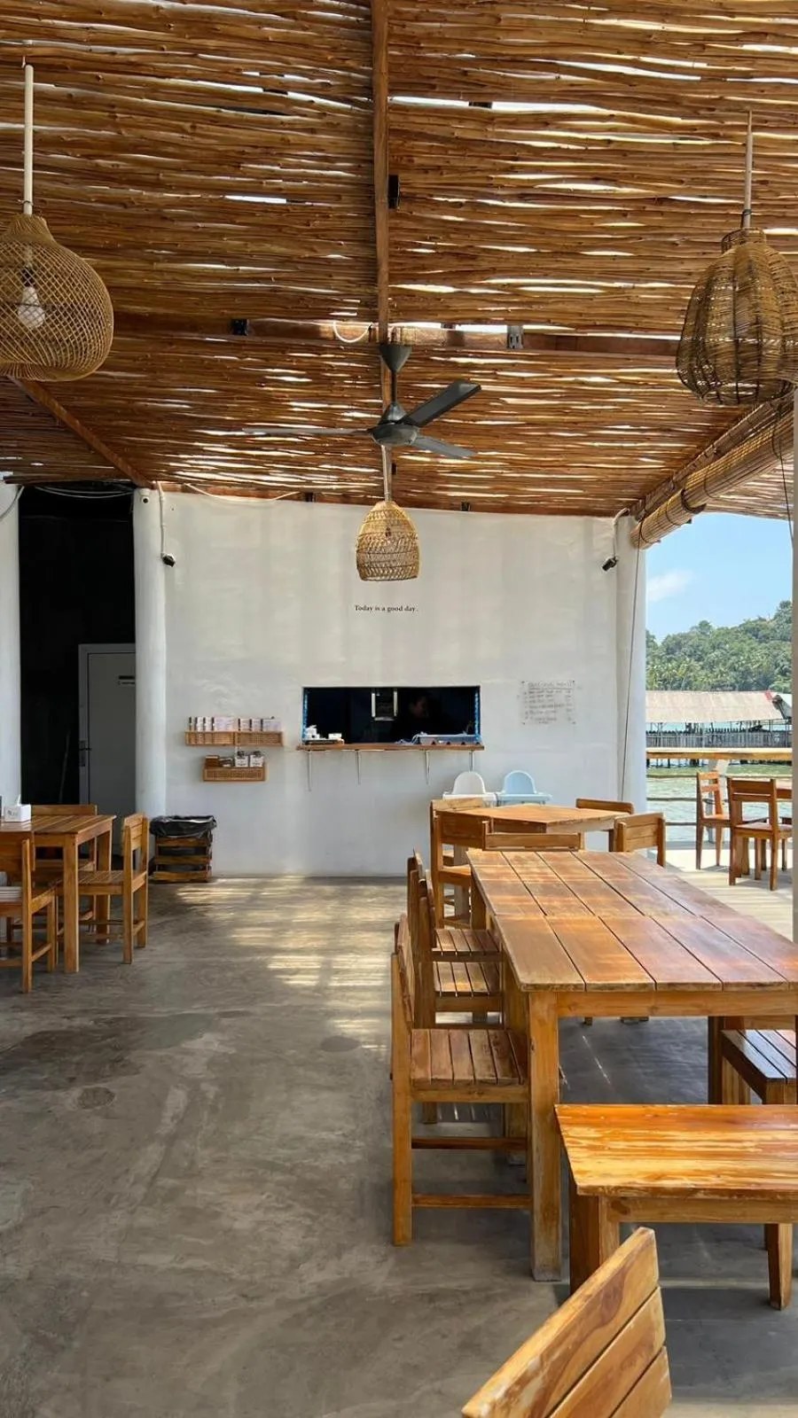 Restaurant/places to eat in Sadi Beach House