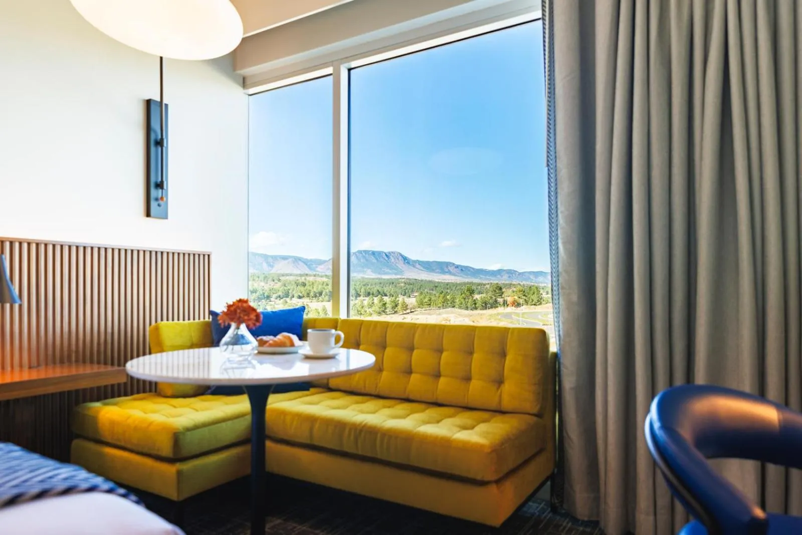 Seating area, Bed in Hotel Polaris