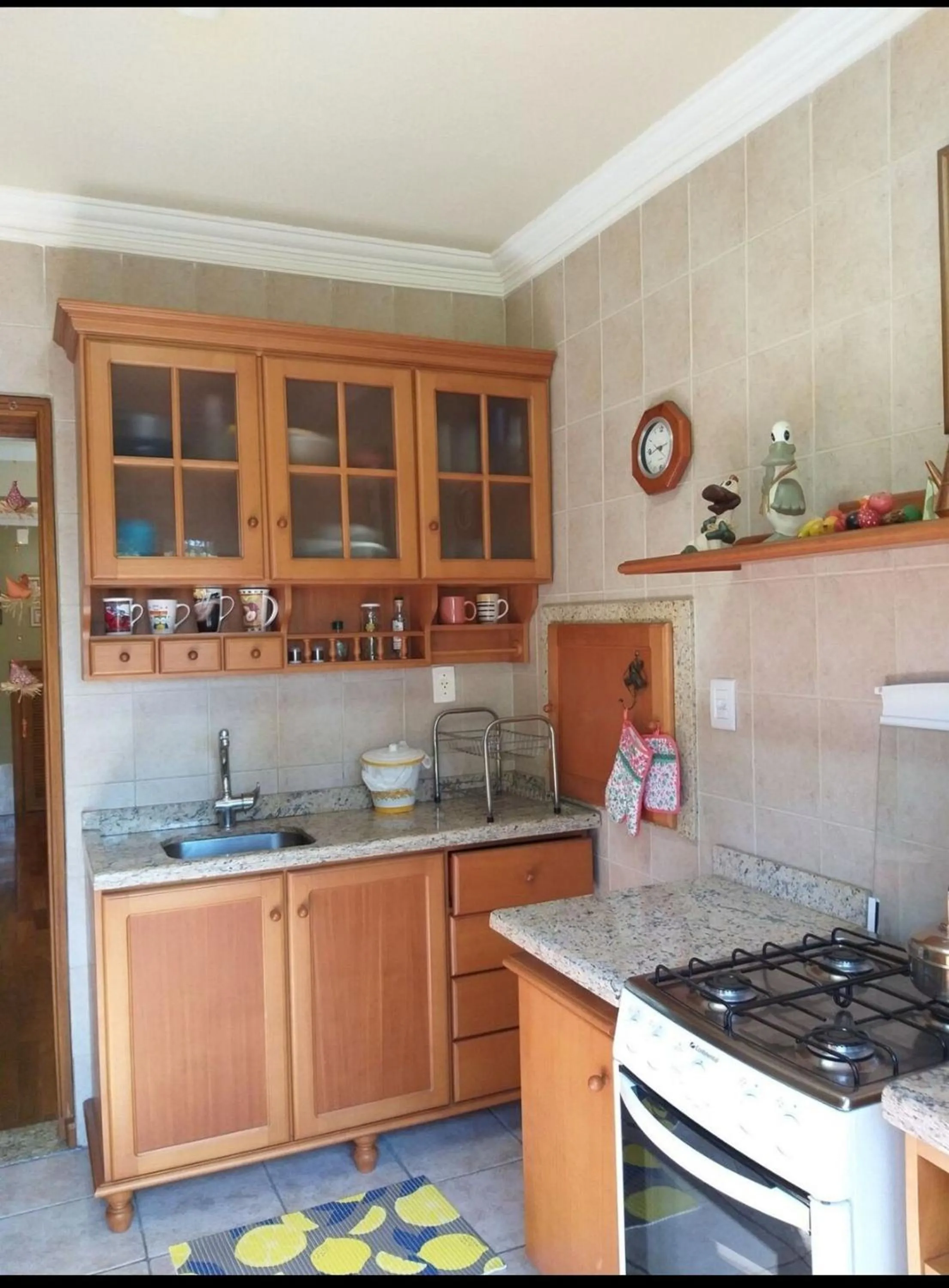 Kitchen or kitchenette in Apto térreo com pátio. Perto de tudo!