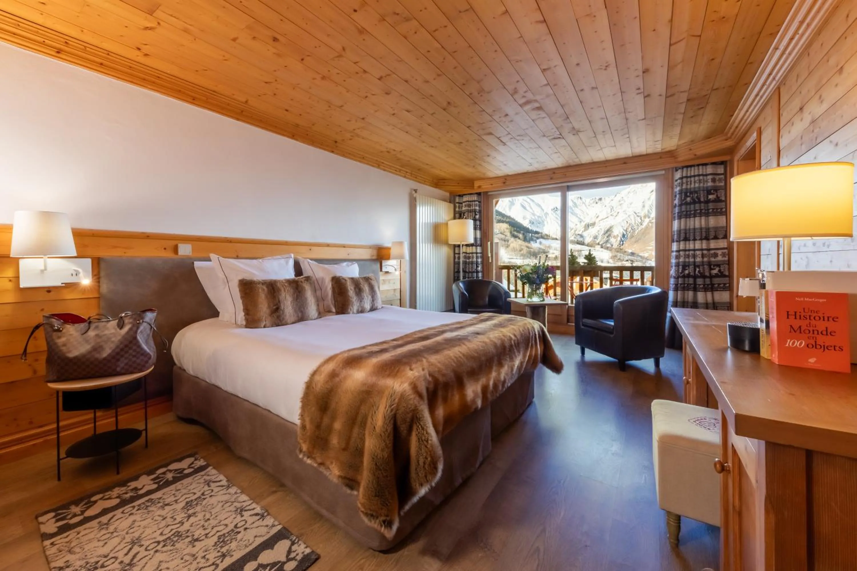 Photo of the whole room, Bed in Hôtel Saint-Martin