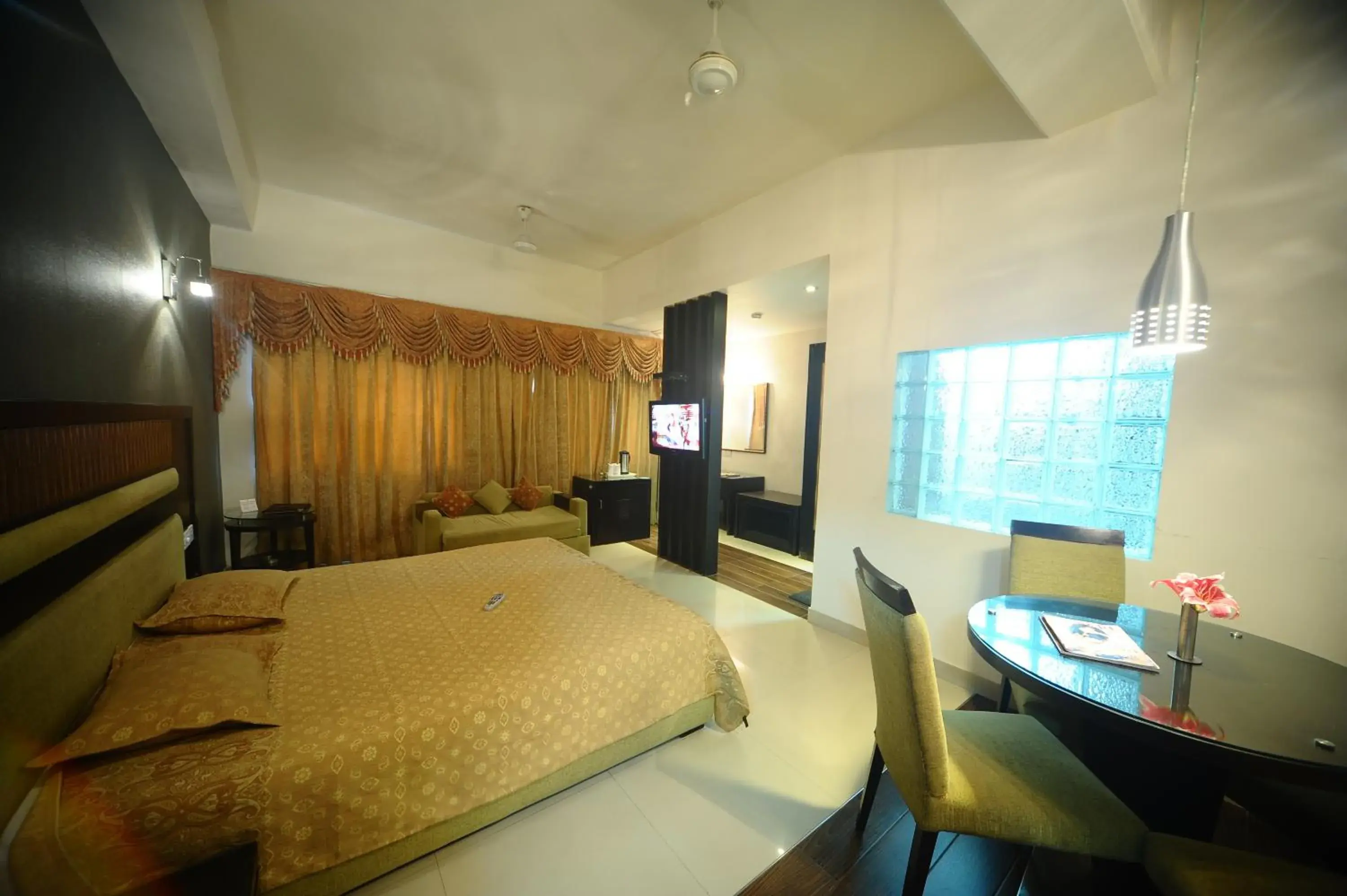 Bed in Jullundur Hotel & Restaurant Bed in Jullundur Hotel & Restaurant