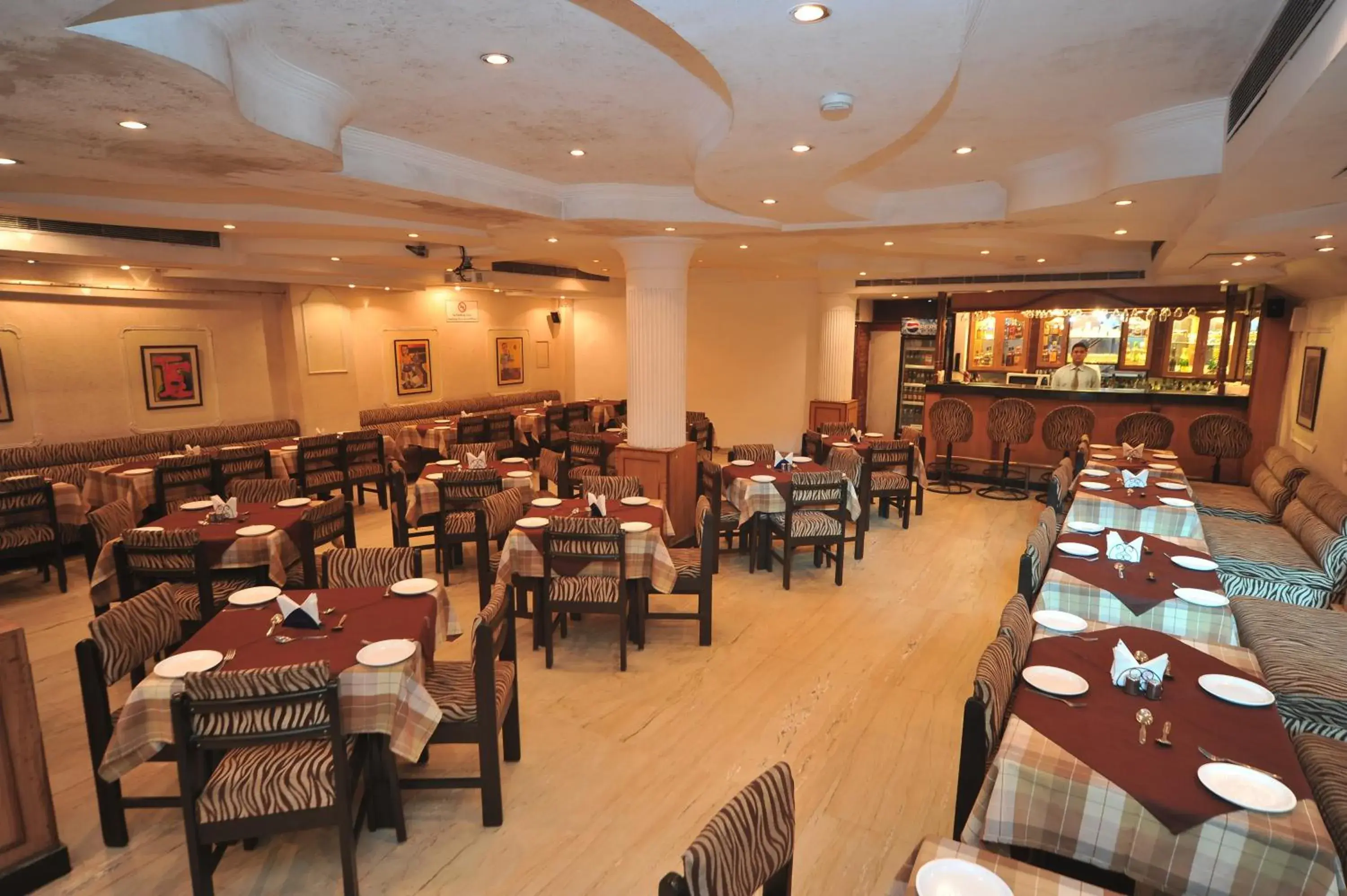 Lounge or bar in Jullundur Hotel & Restaurant Lounge or bar in Jullundur Hotel & Restaurant