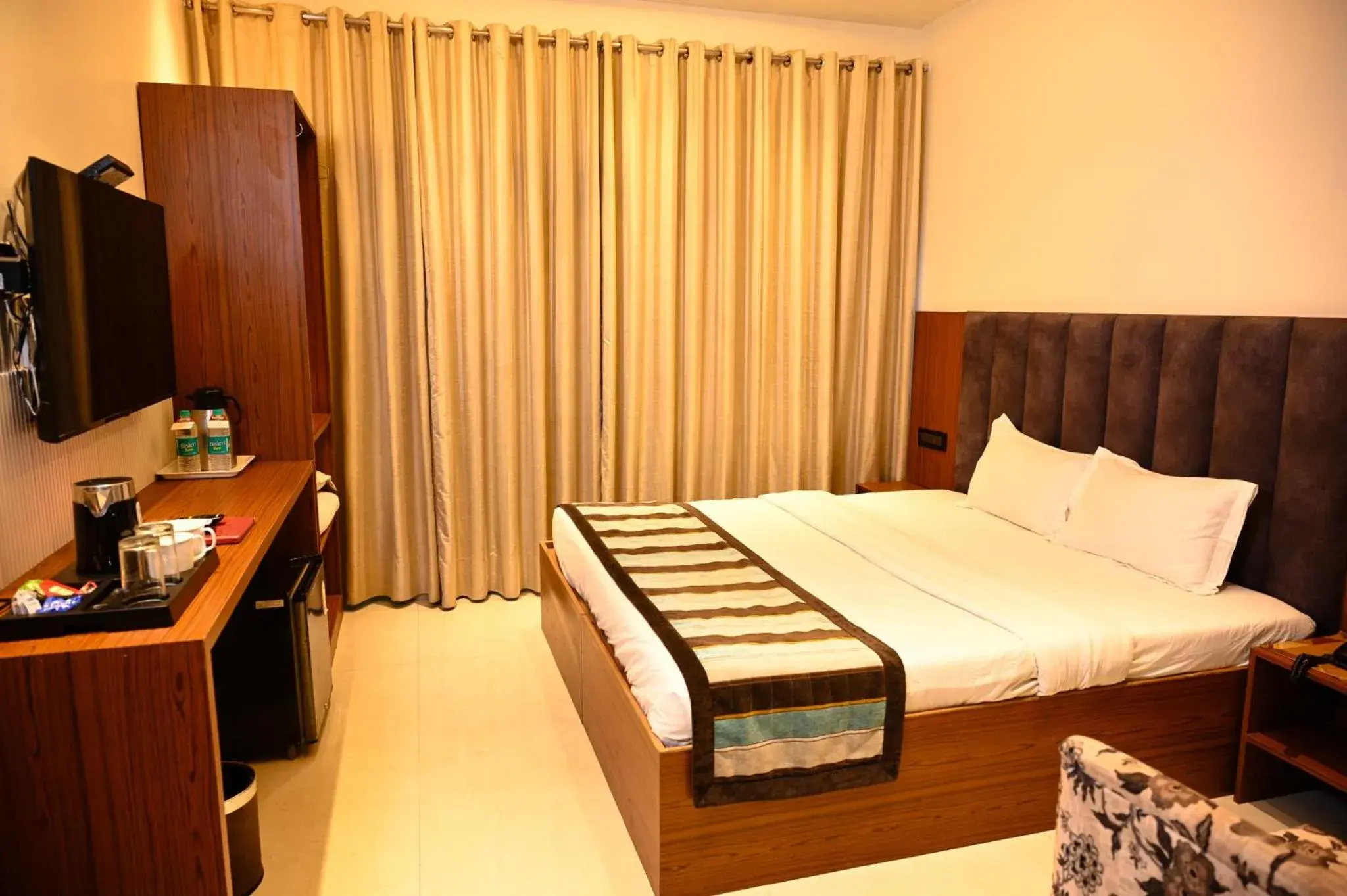 Bedroom, Bed in Jullundur Hotel & Restaurant Bedroom, Bed in Jullundur Hotel & Restaurant