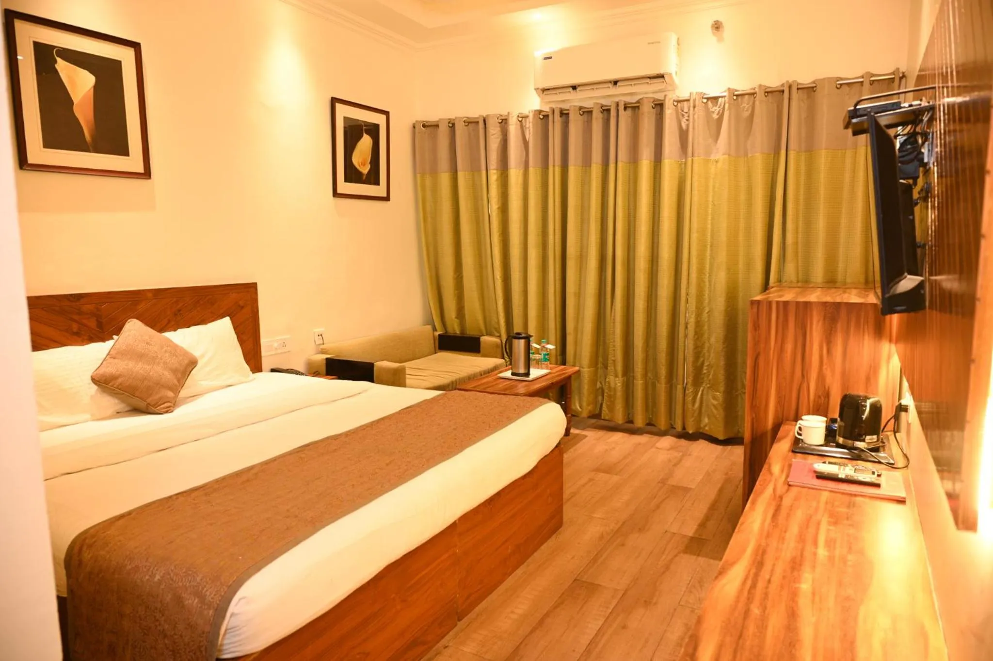 Bedroom, Bed in Jullundur Hotel & Restaurant