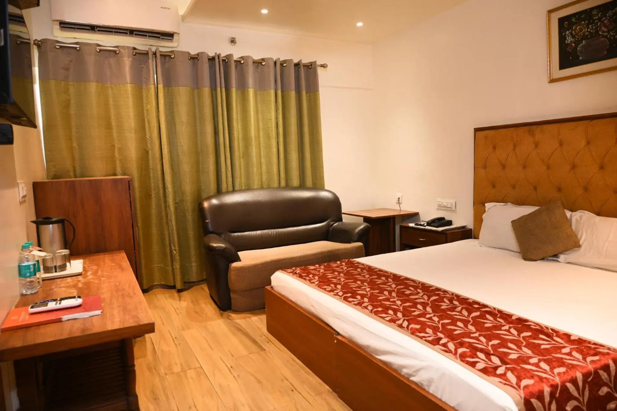 Bedroom, Bed in Jullundur Hotel & Restaurant Bedroom, Bed in Jullundur Hotel & Restaurant