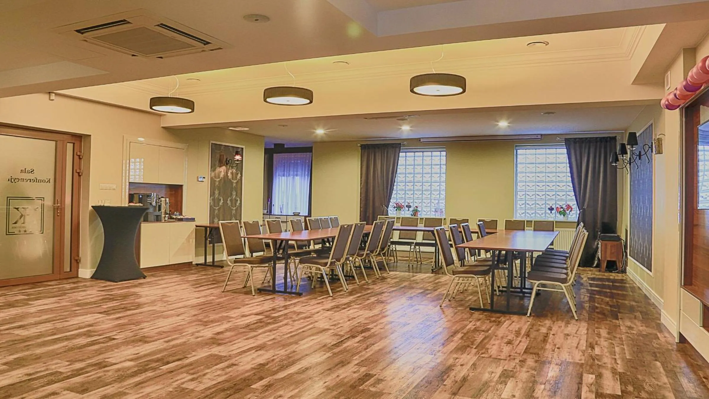 Communal lounge/ TV room in Hotel Kamienica