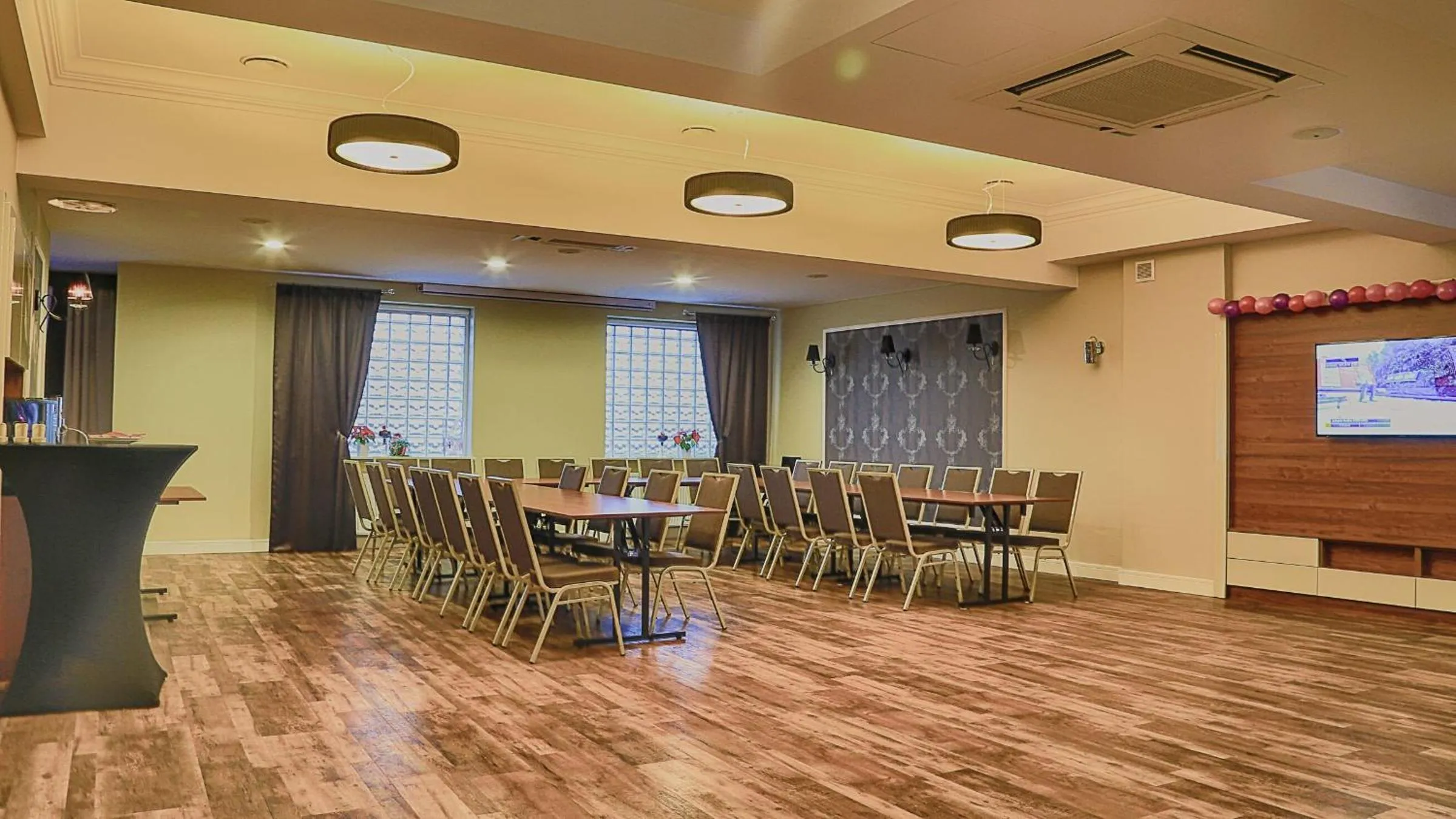 Communal lounge/ TV room in Hotel Kamienica