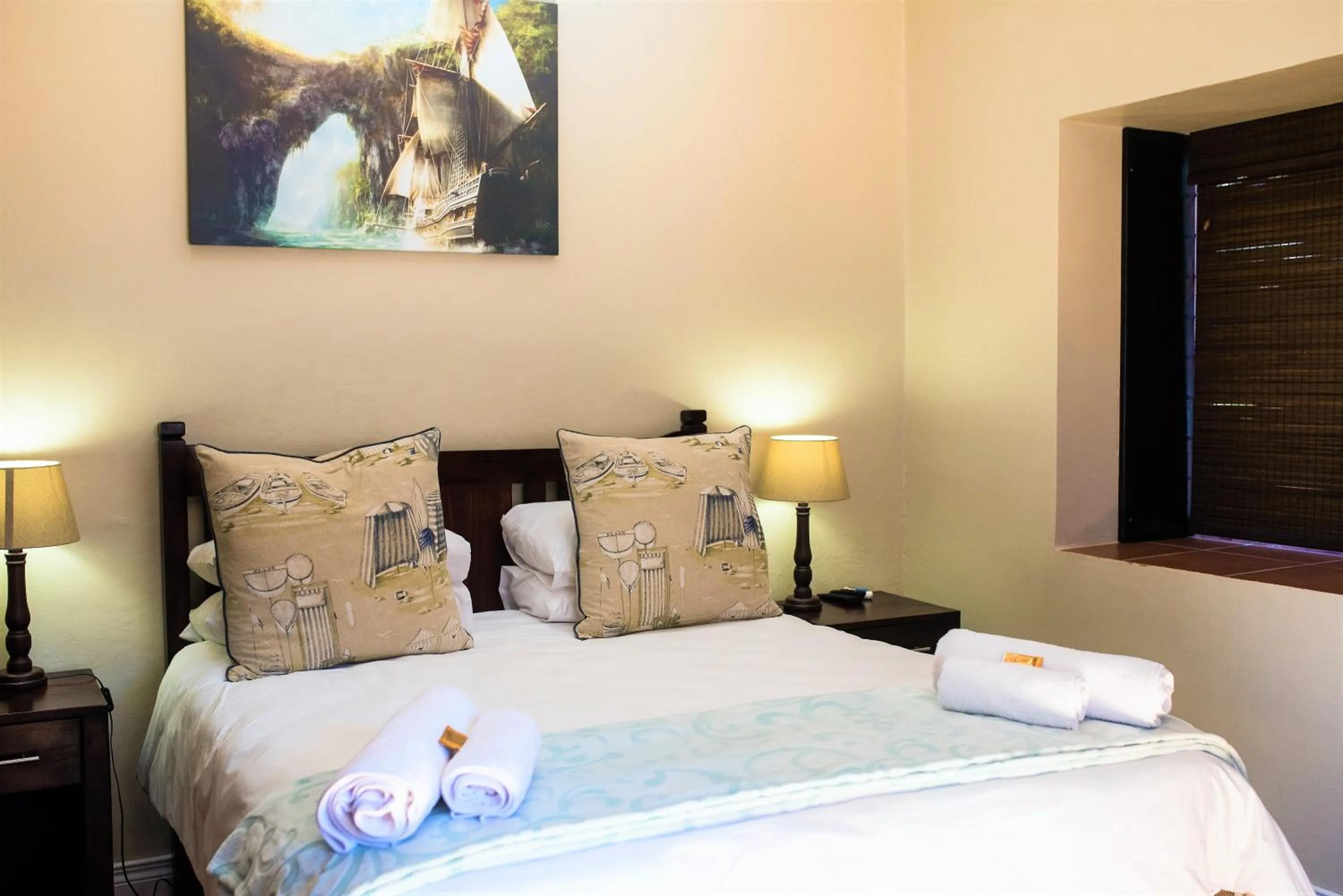 Bed in The Tides Inn Bed and Breakfast