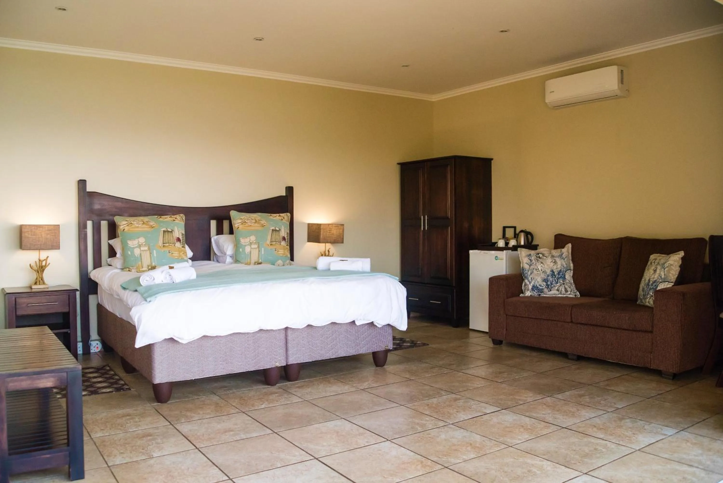 Bed in The Tides Inn Bed and Breakfast