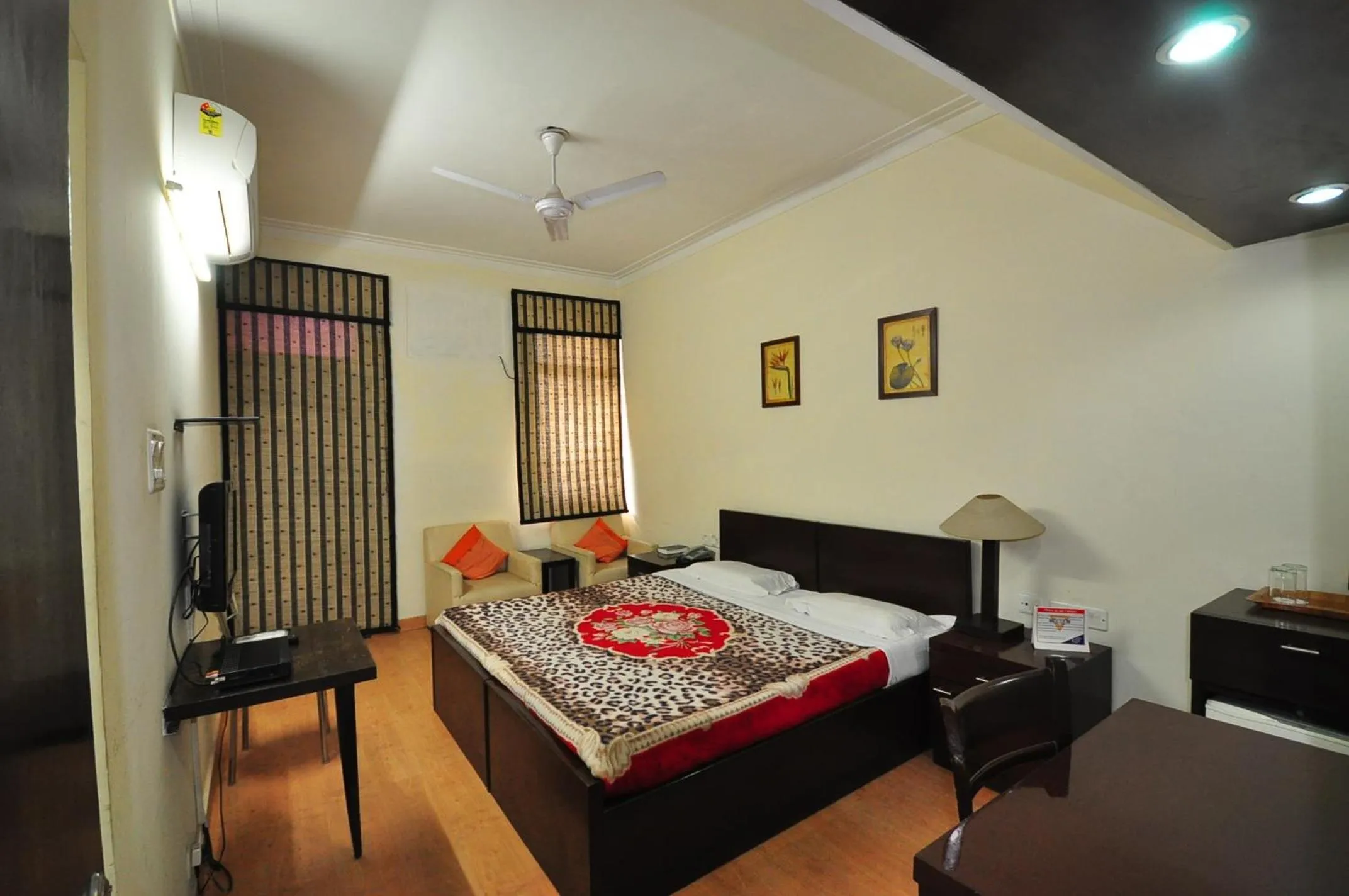 Photo of the whole room, Bed in New Delhi YMCA Tourist Hostel