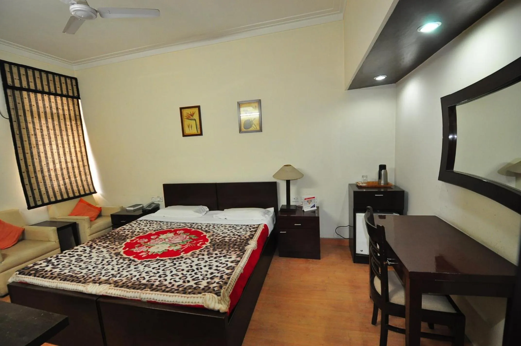 Photo of the whole room, Bed in New Delhi YMCA Tourist Hostel