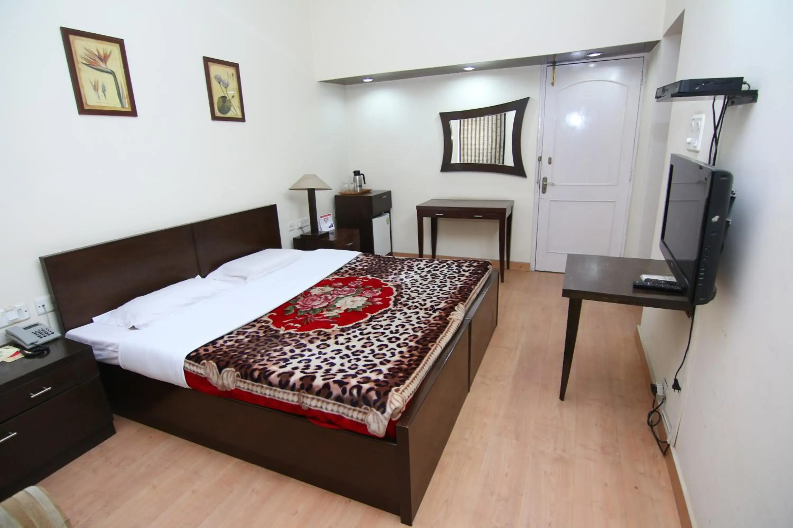 Photo of the whole room, Bed in New Delhi YMCA Tourist Hostel