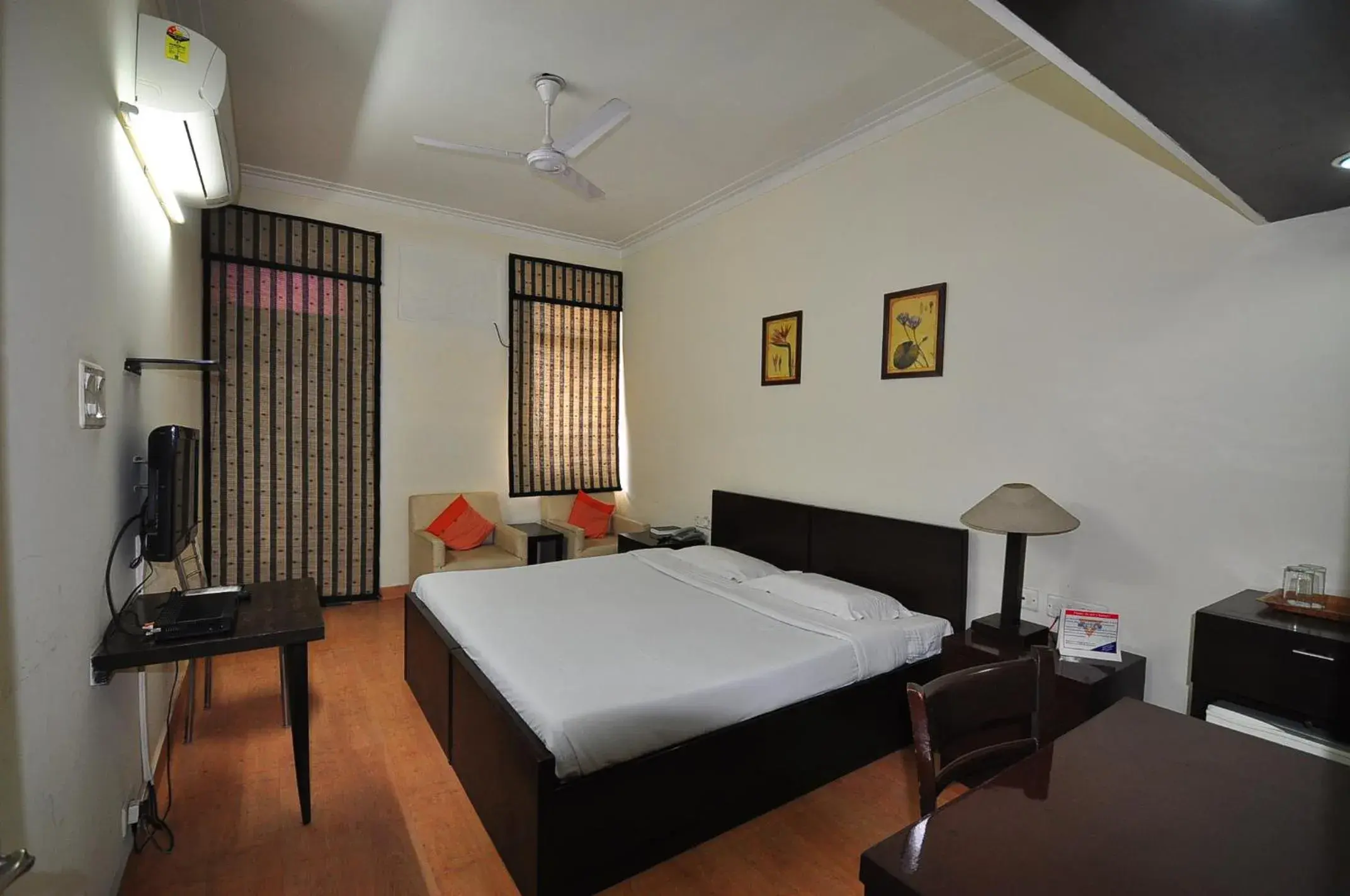 Photo of the whole room, Bed in New Delhi YMCA Tourist Hostel