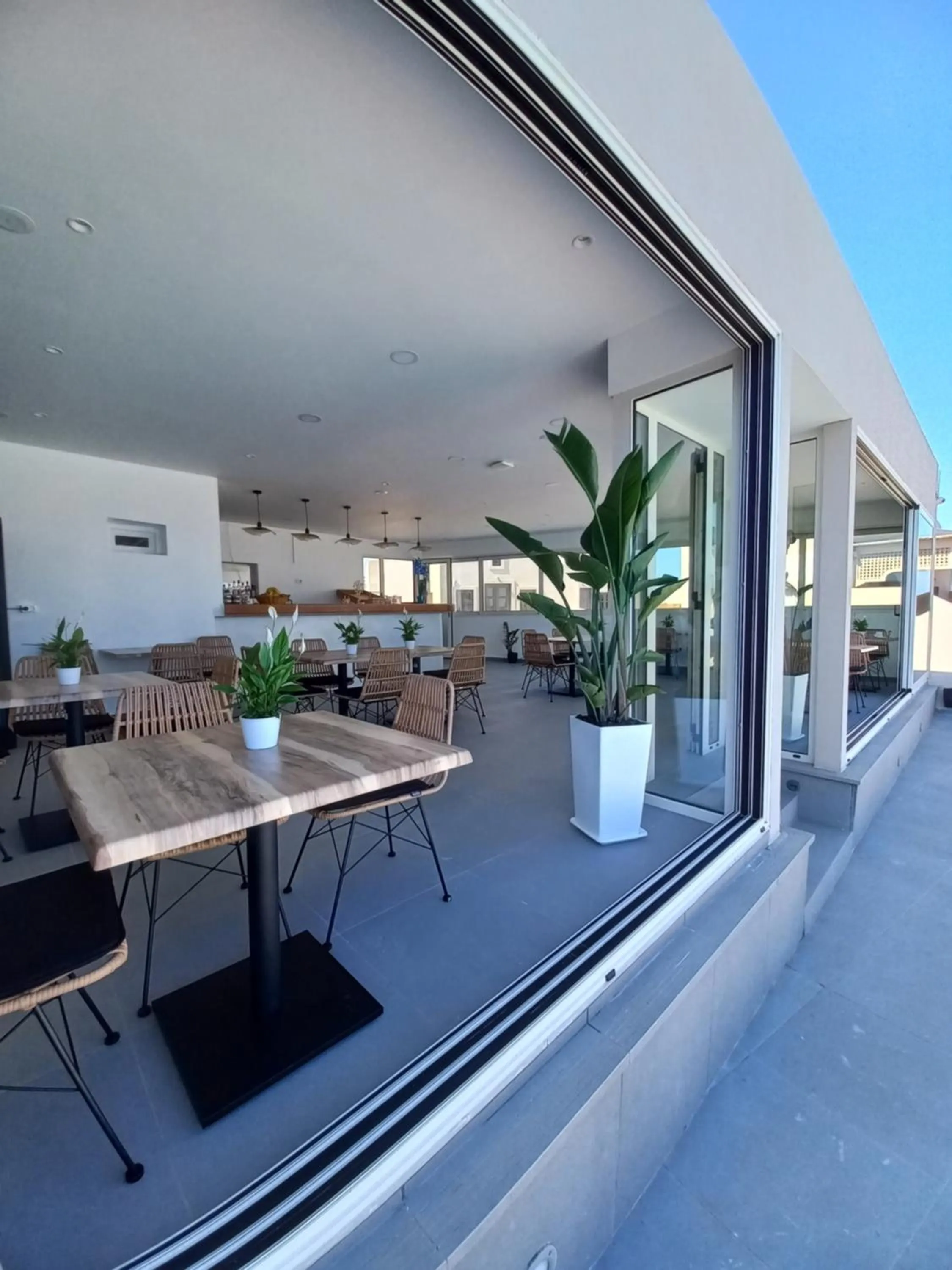 Restaurant/places to eat in En Plo Boutique Suites