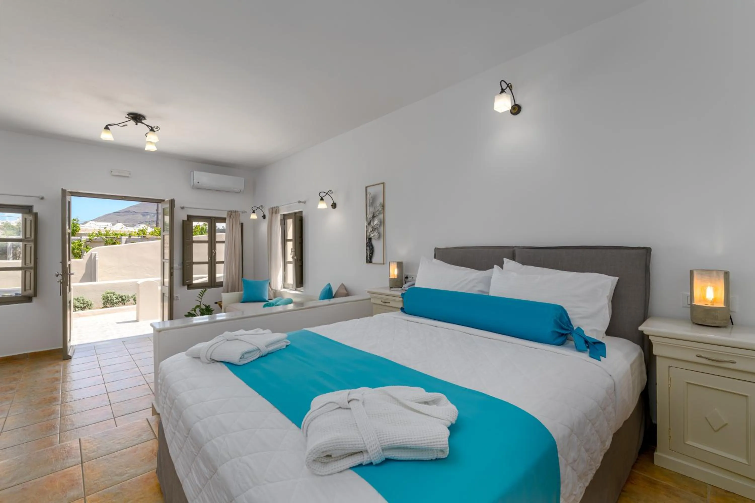 Bed in En Plo Boutique Suites