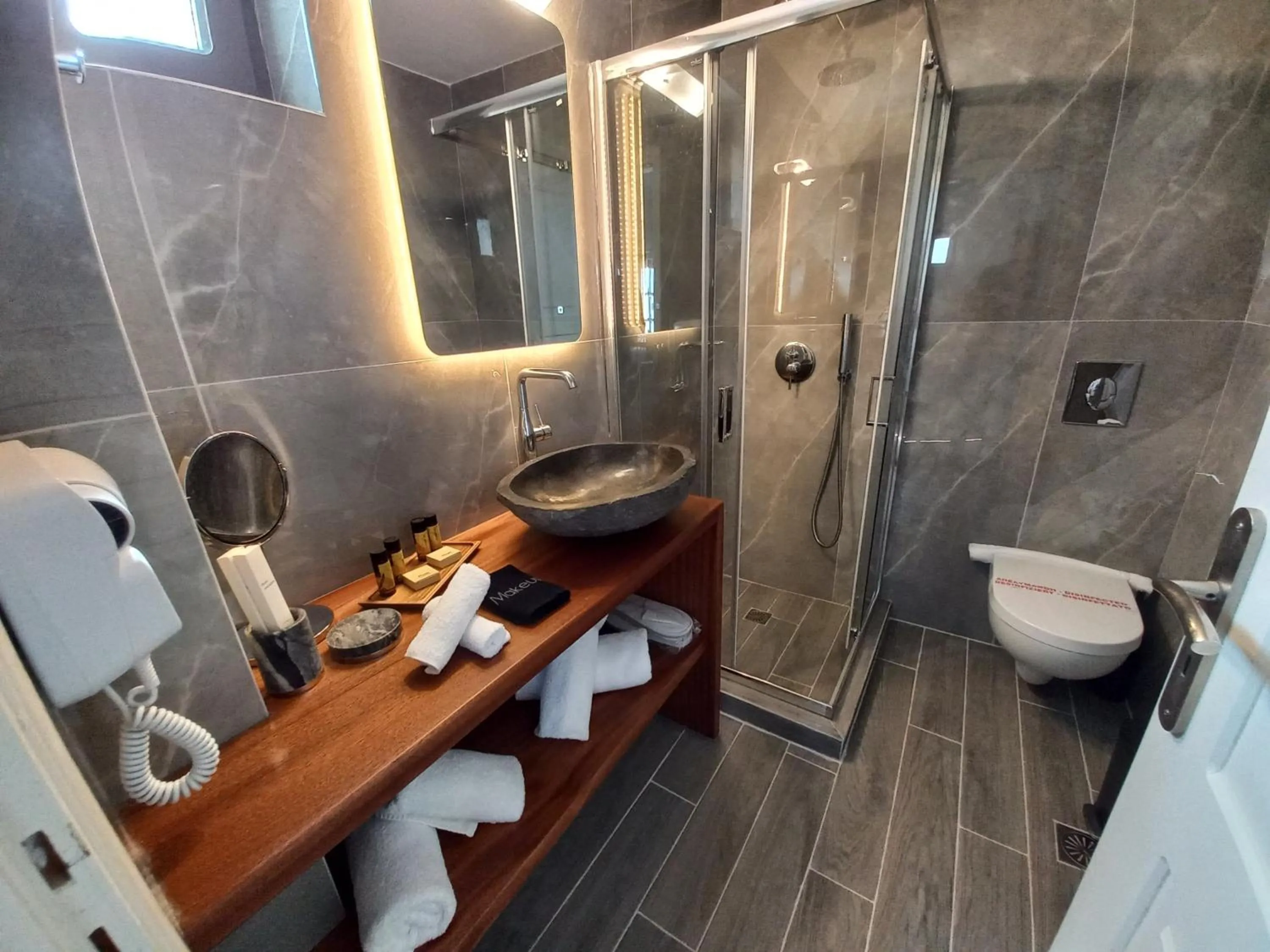 Shower in En Plo Boutique Suites