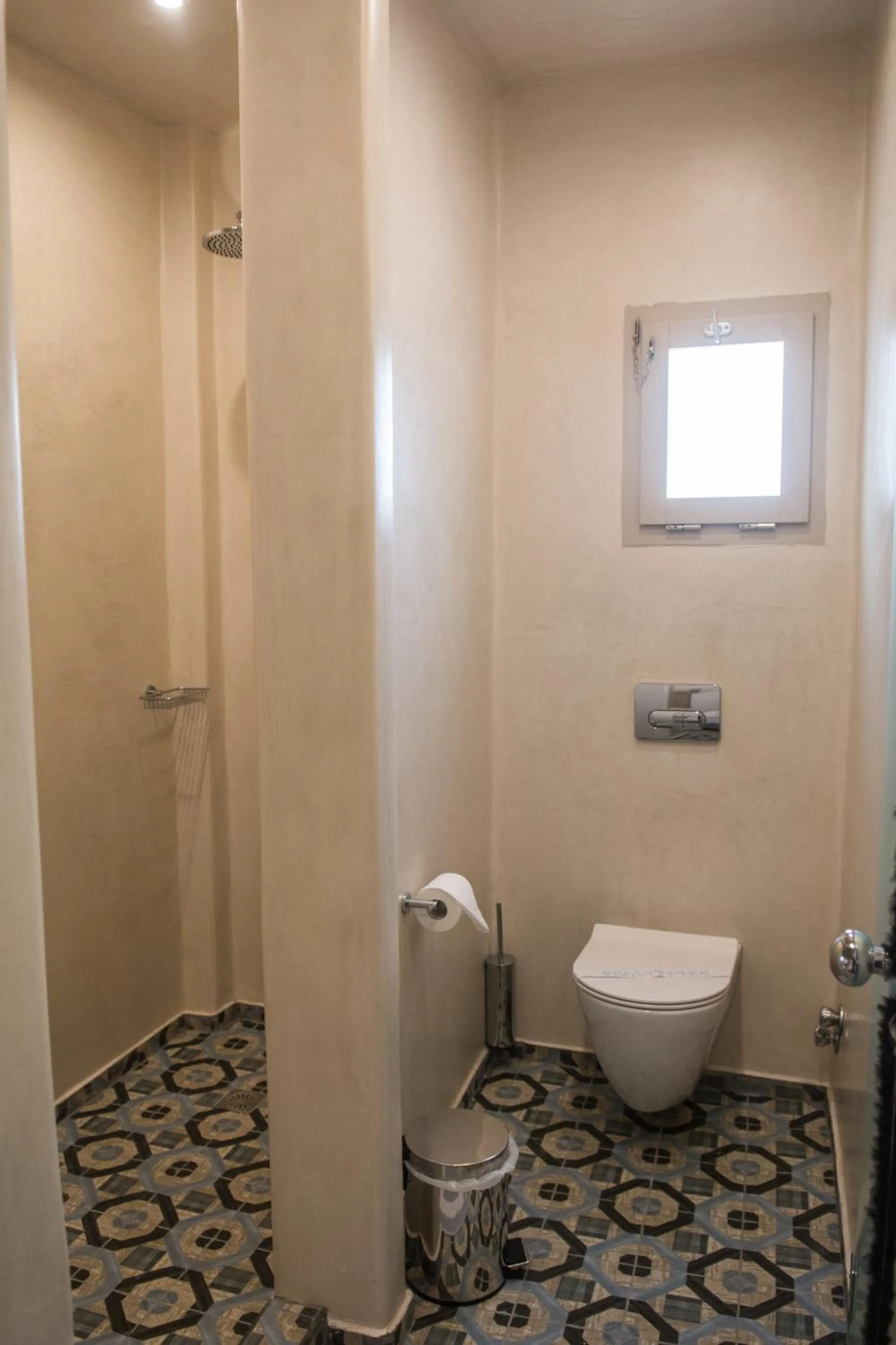 Toilet in En Plo Boutique Suites