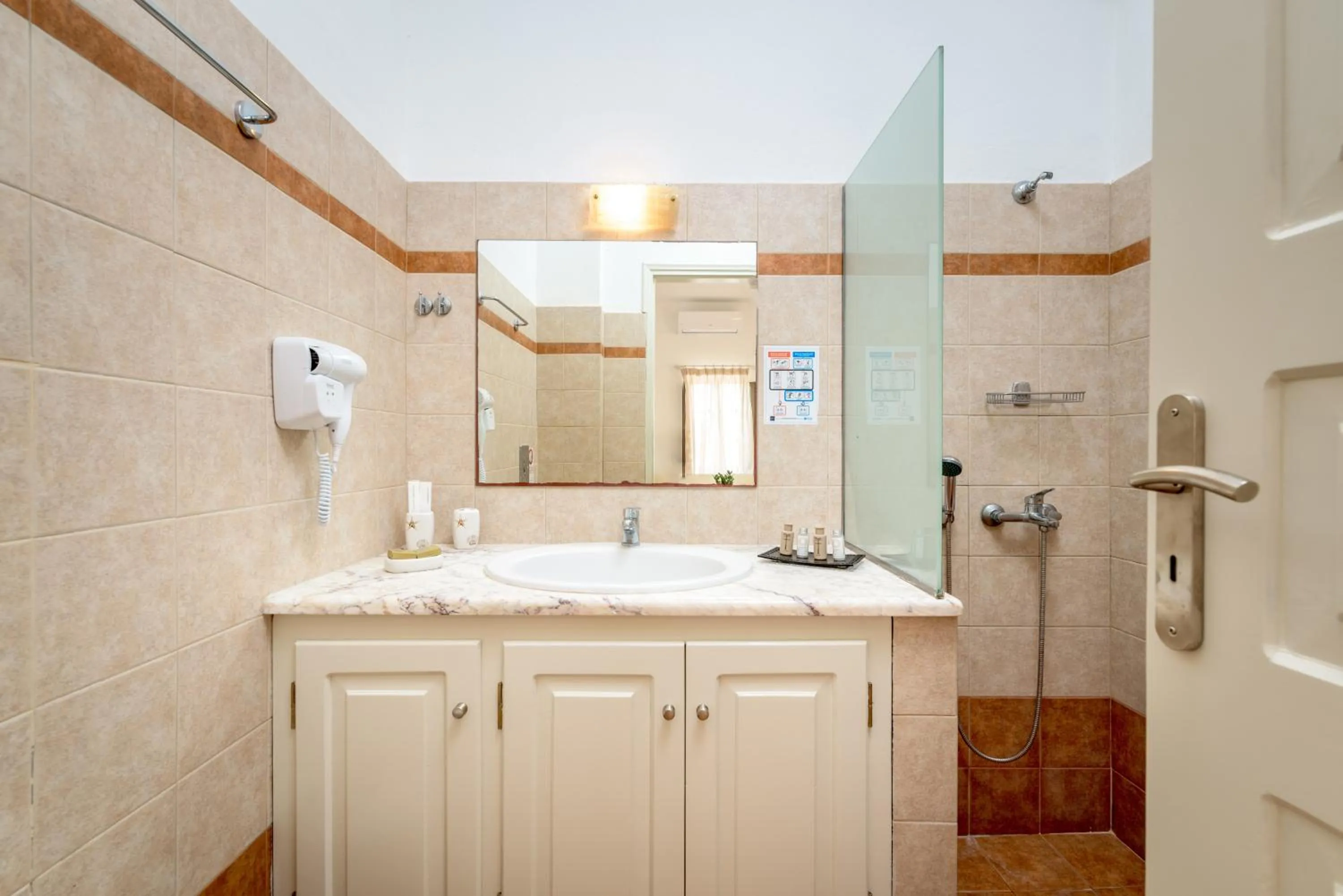 Toilet in En Plo Boutique Suites