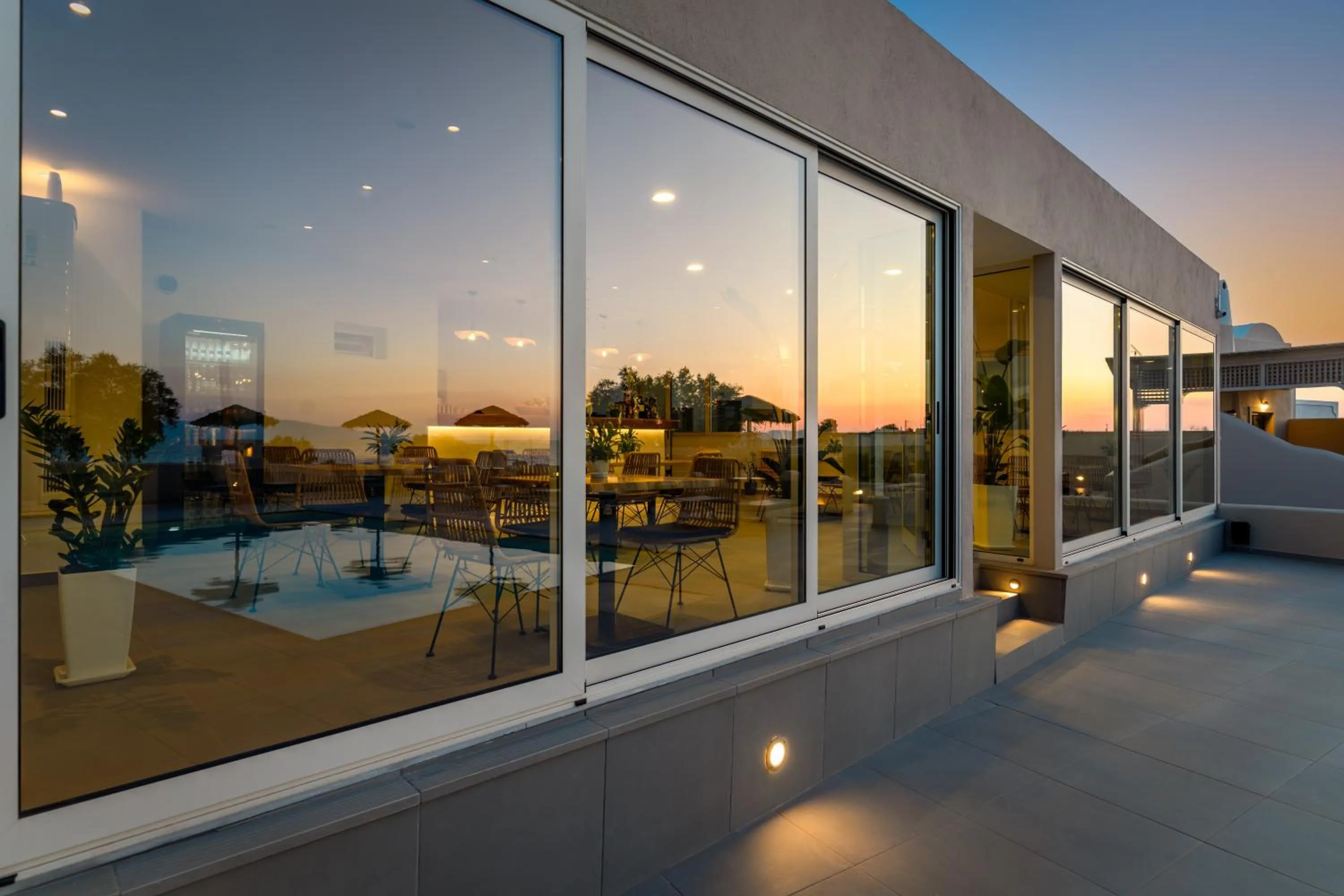 Restaurant/places to eat in En Plo Boutique Suites