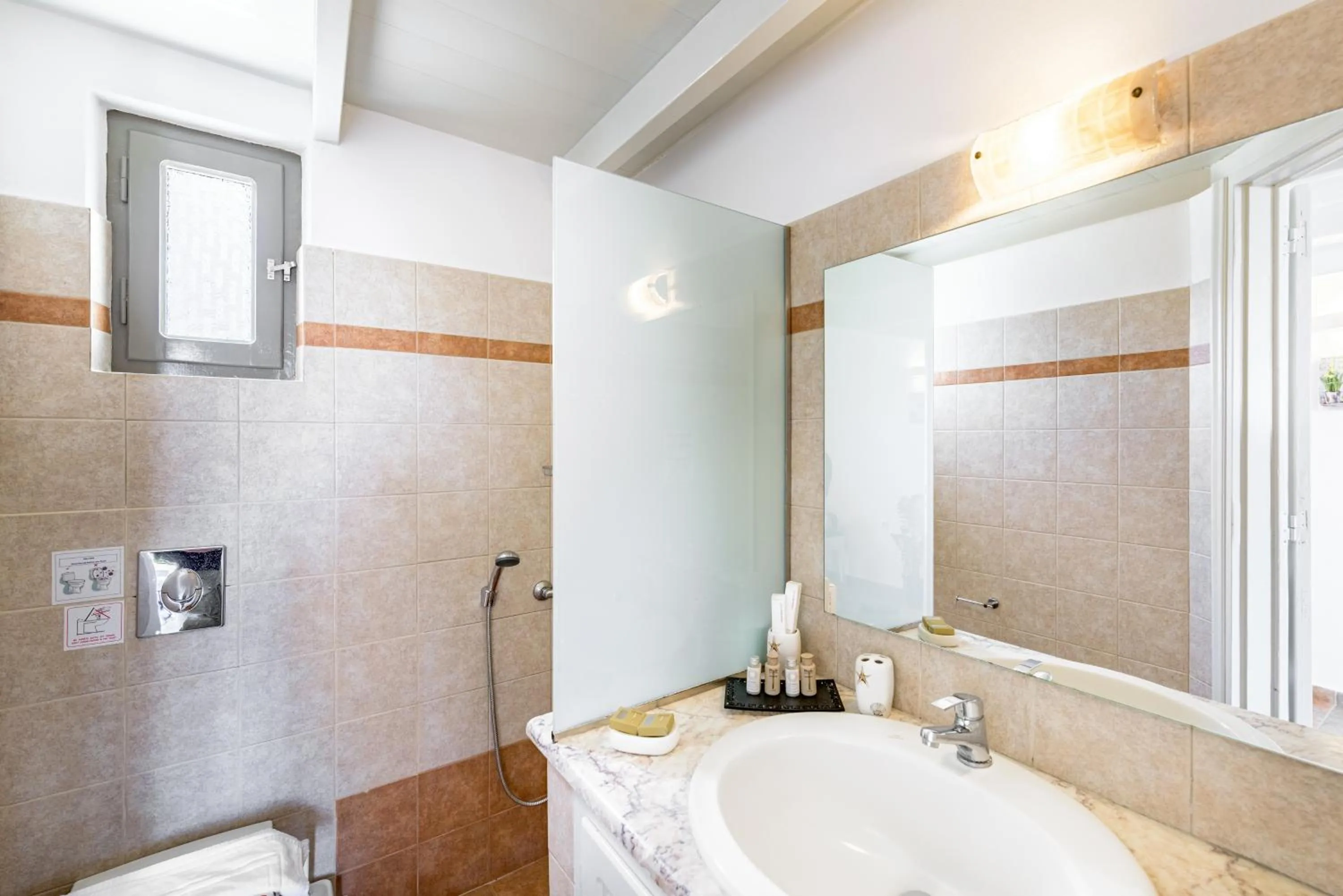 Toilet in En Plo Boutique Suites