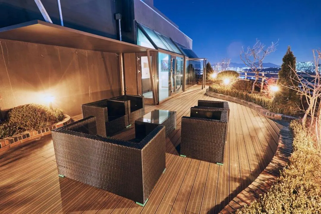 Balcony/Terrace in Suwon Partyz Hotel