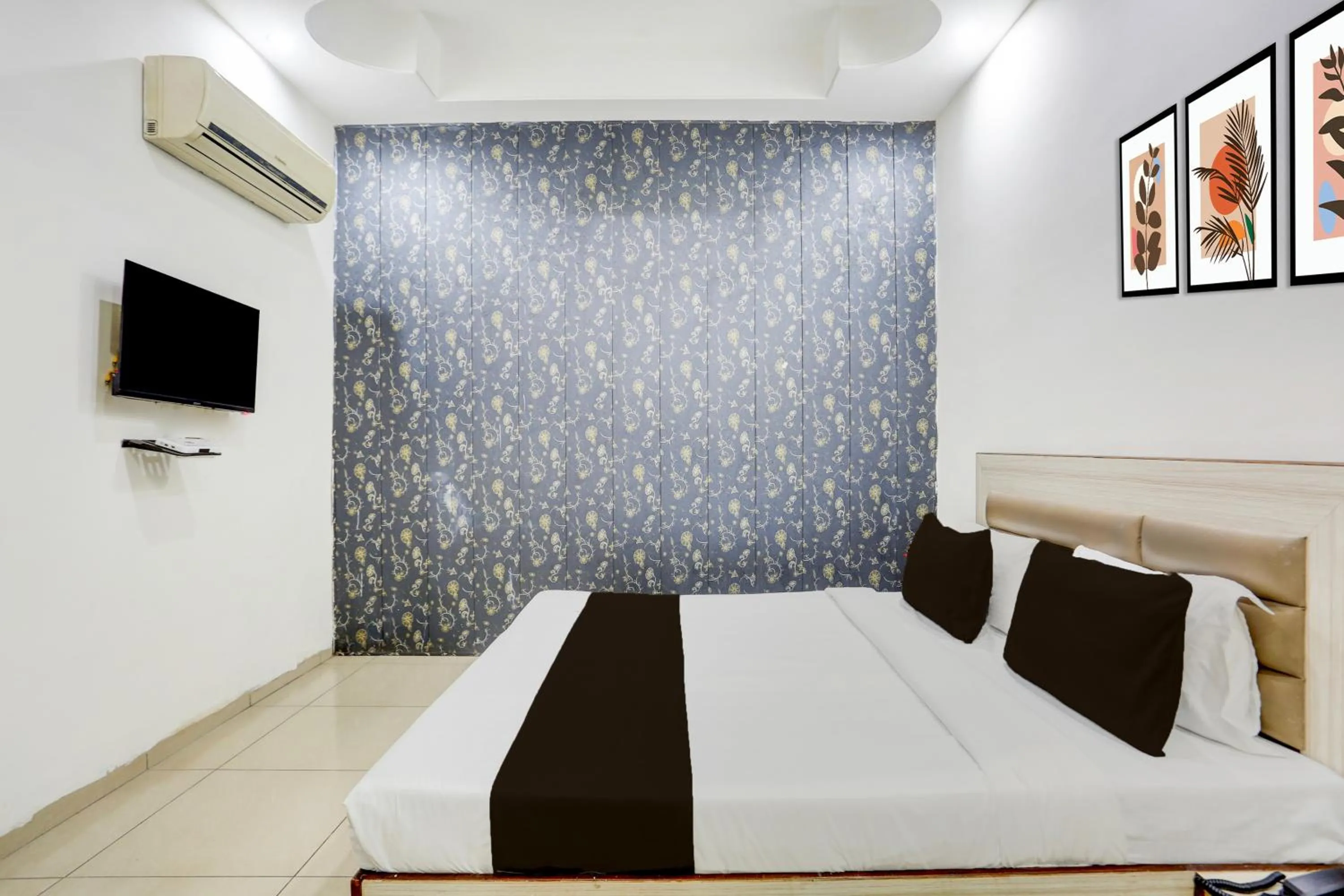 Bedroom, Bed in Super Hotel O Lohgarh Road Zirakpur Formerly JB Plaza