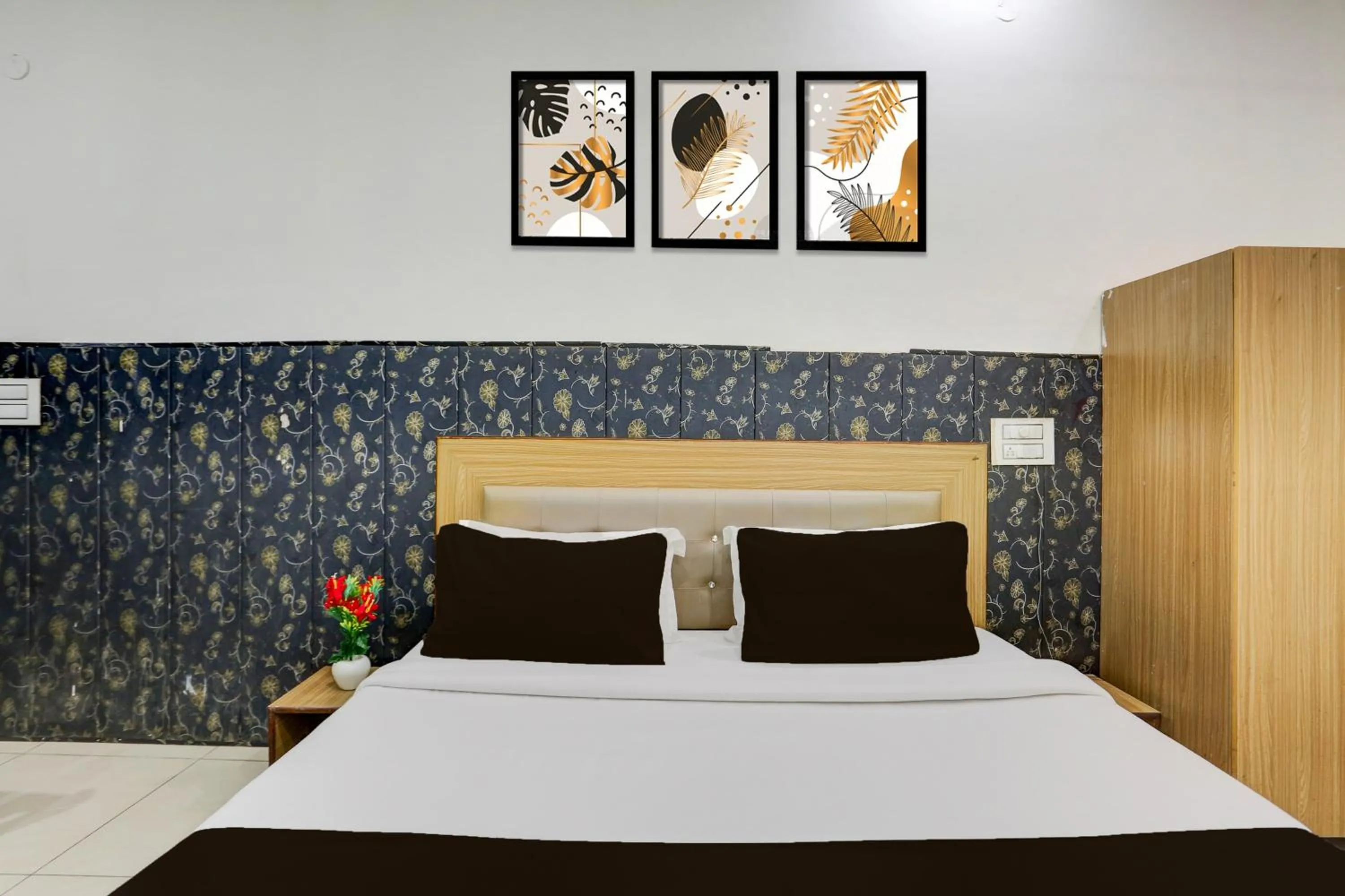 Bedroom, Bed in Super Hotel O Lohgarh Road Zirakpur Formerly JB Plaza