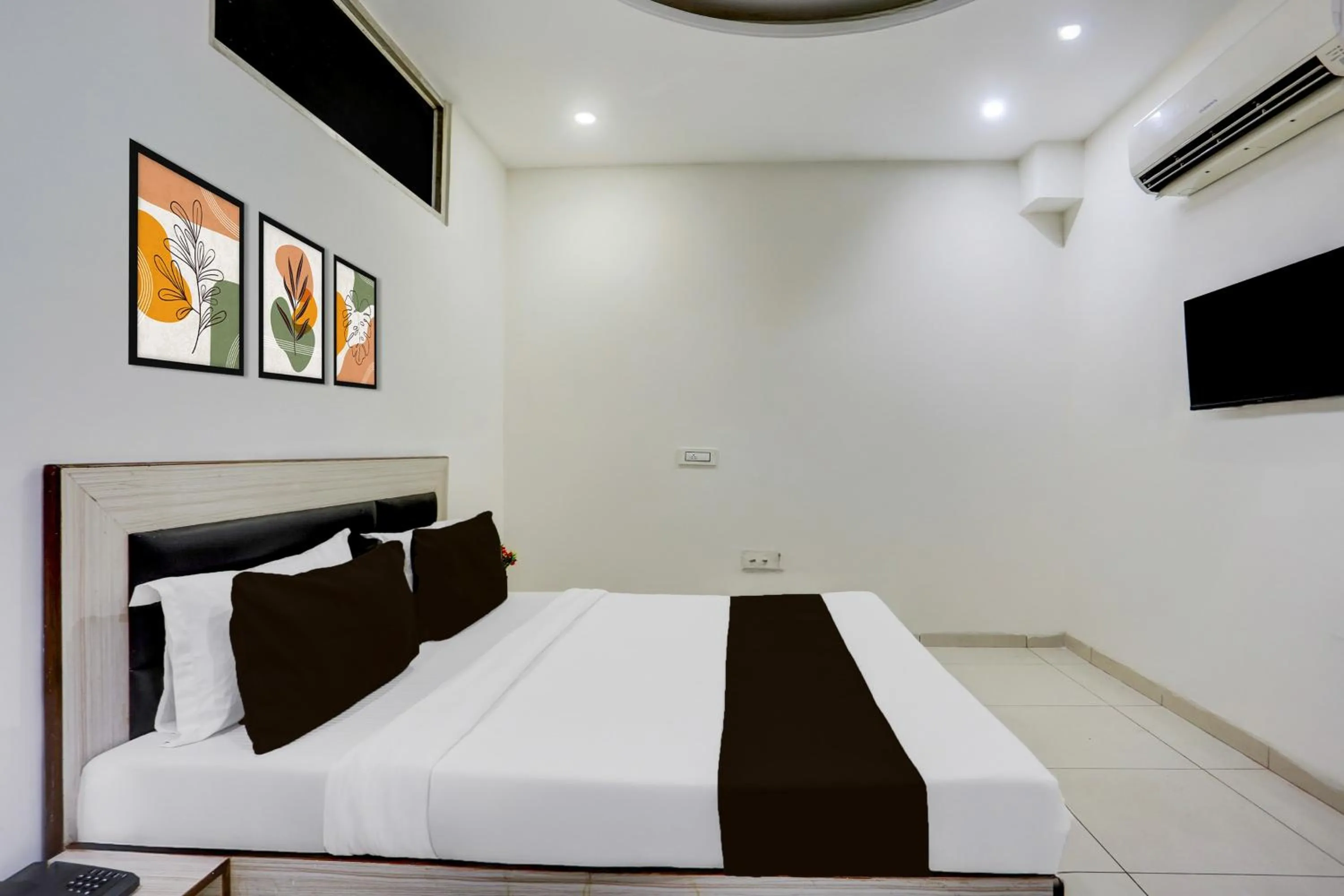 Bedroom, Bed in Super Hotel O Lohgarh Road Zirakpur Formerly JB Plaza