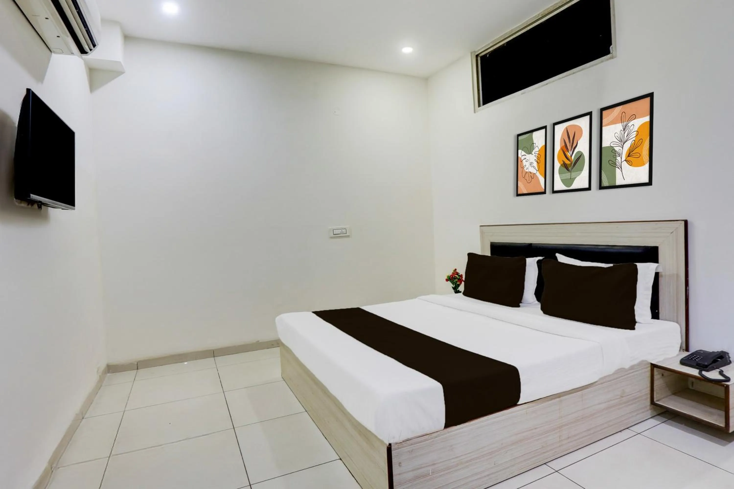 Bedroom, Bed in Super Hotel O Lohgarh Road Zirakpur Formerly JB Plaza