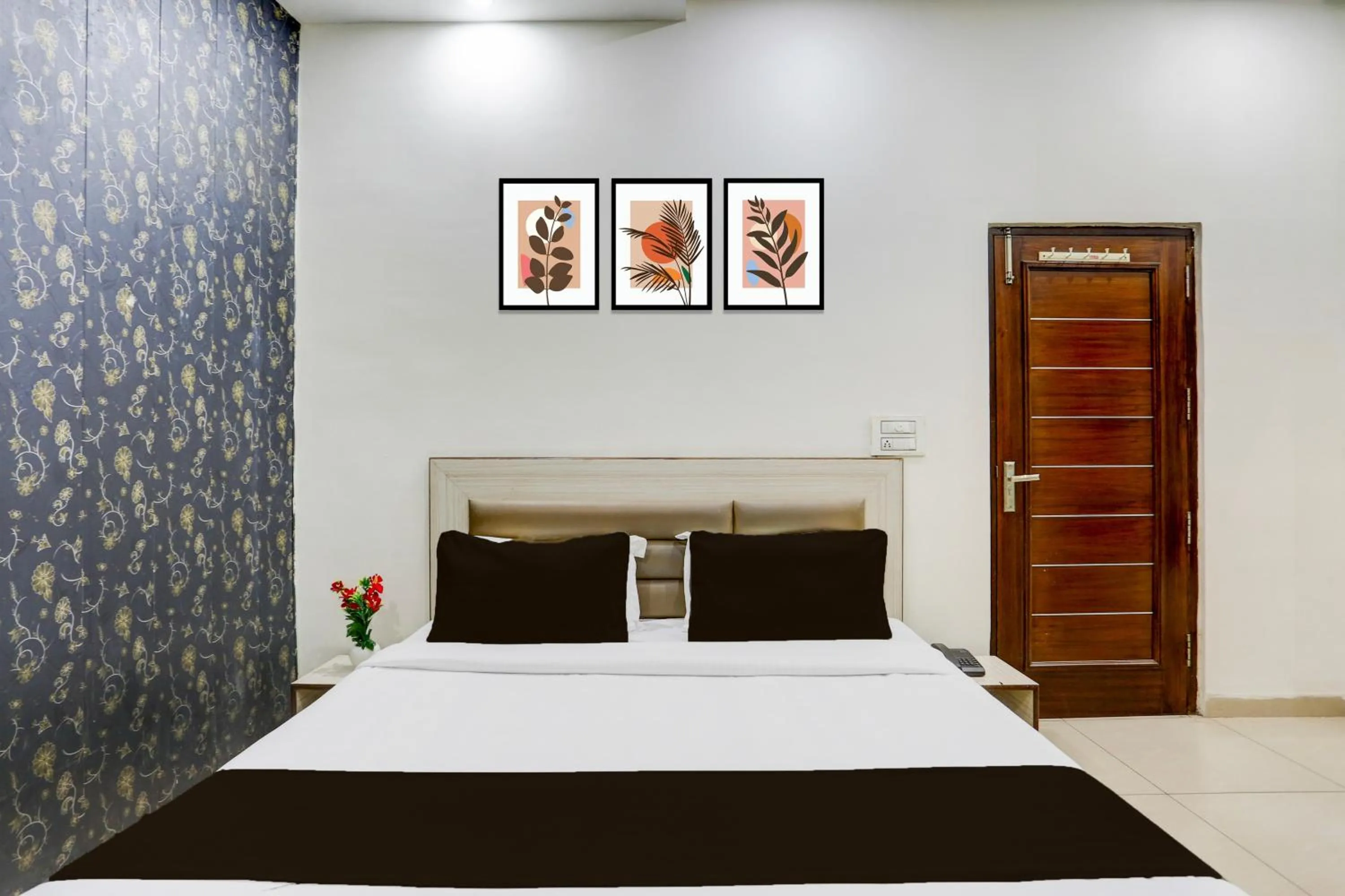 Bedroom, Bed in Super Hotel O Lohgarh Road Zirakpur Formerly JB Plaza