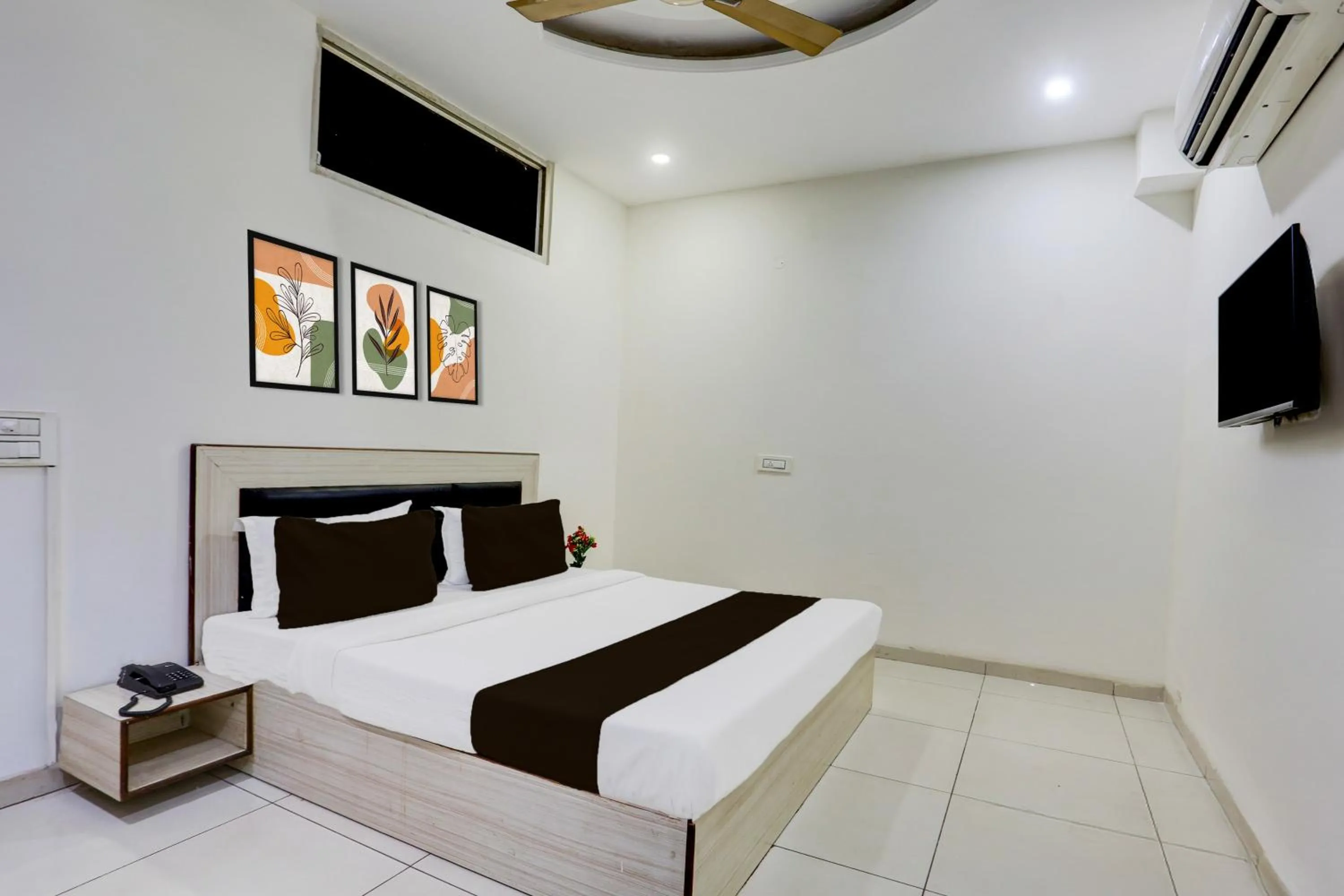 Bedroom, Bed in Super Hotel O Lohgarh Road Zirakpur Formerly JB Plaza