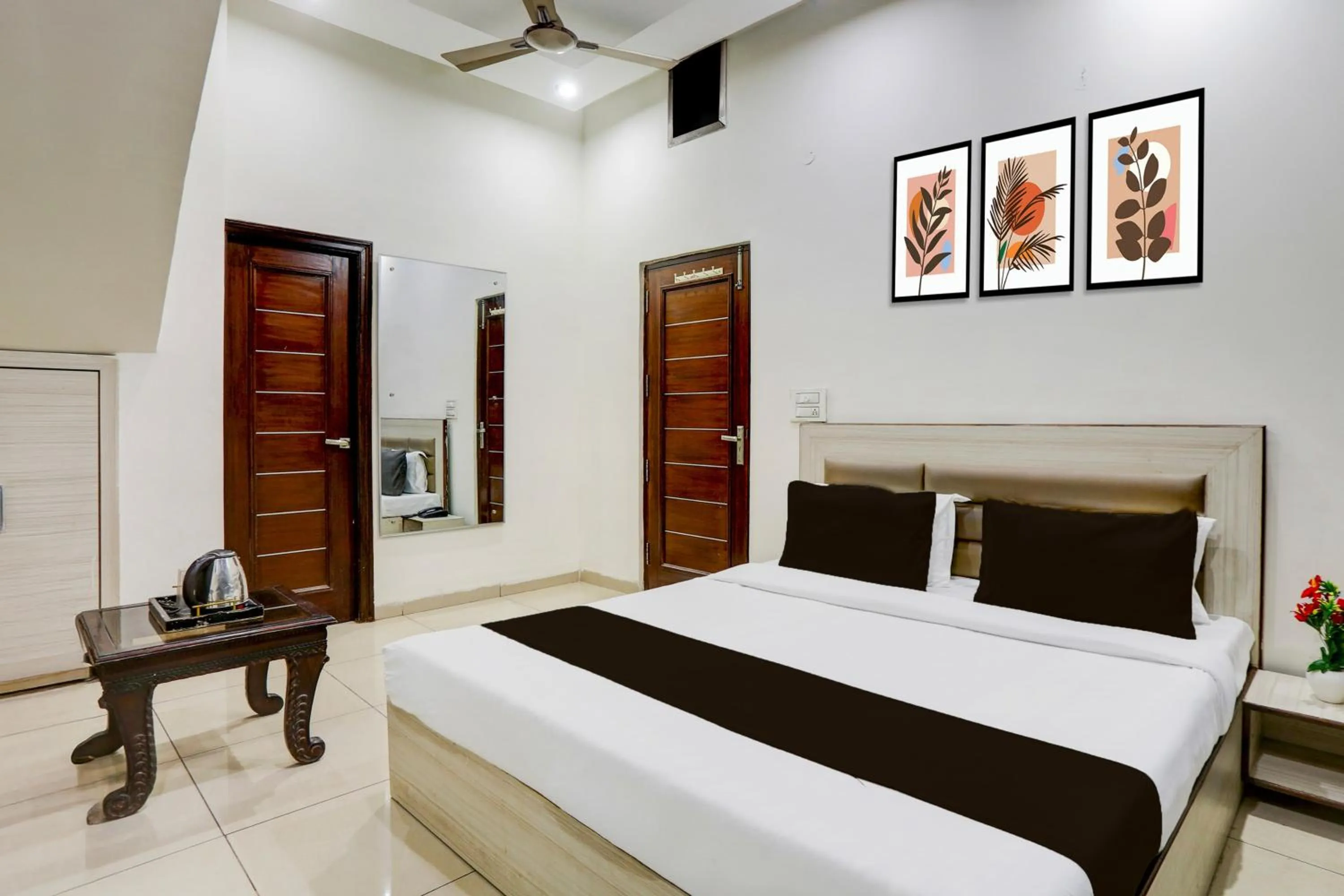 Standard Double Room - single occupancy in Super Hotel O Lohgarh Road Zirakpur Formerly JB Plaza