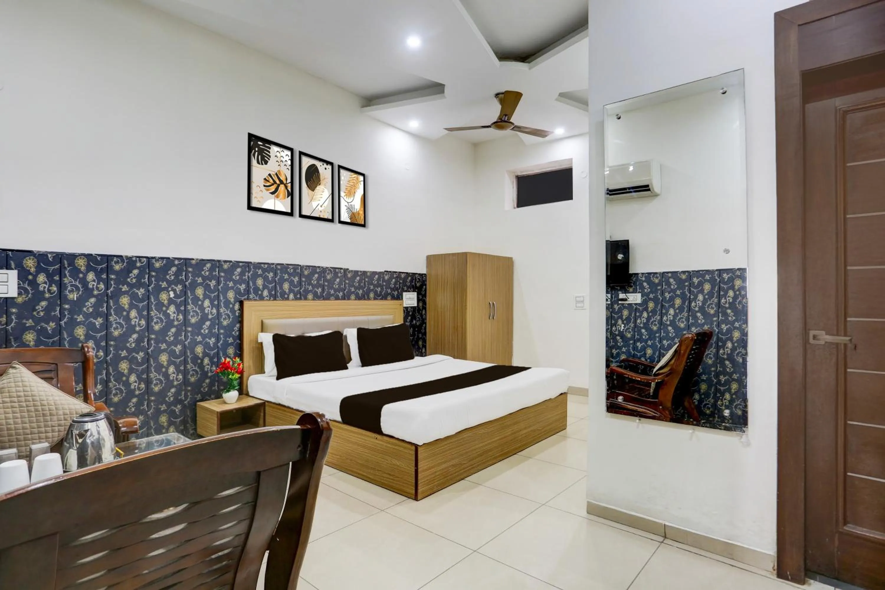 Bedroom, Bed in Super Hotel O Lohgarh Road Zirakpur Formerly JB Plaza