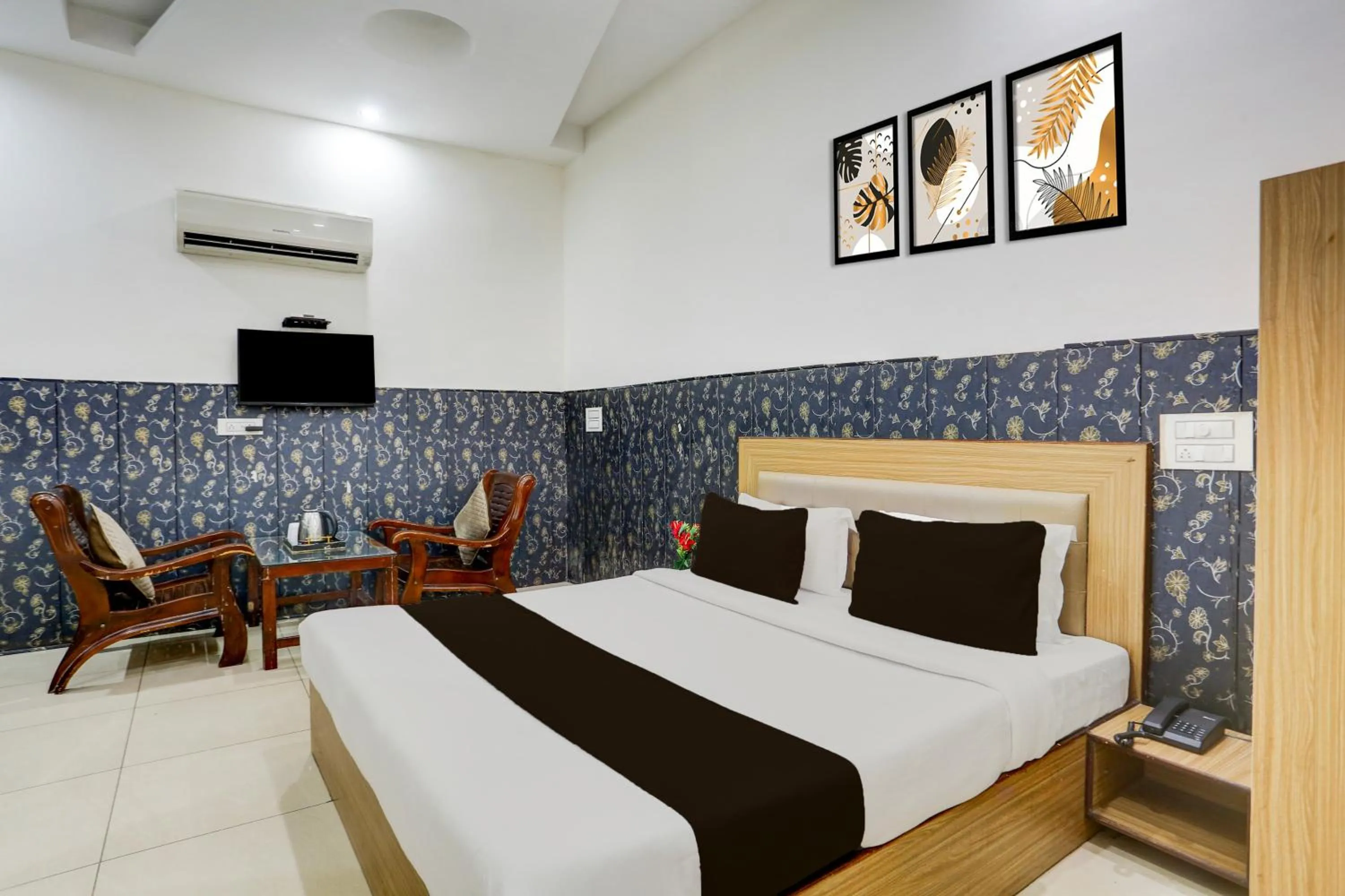 Bedroom, Bed in Super Hotel O Lohgarh Road Zirakpur Formerly JB Plaza
